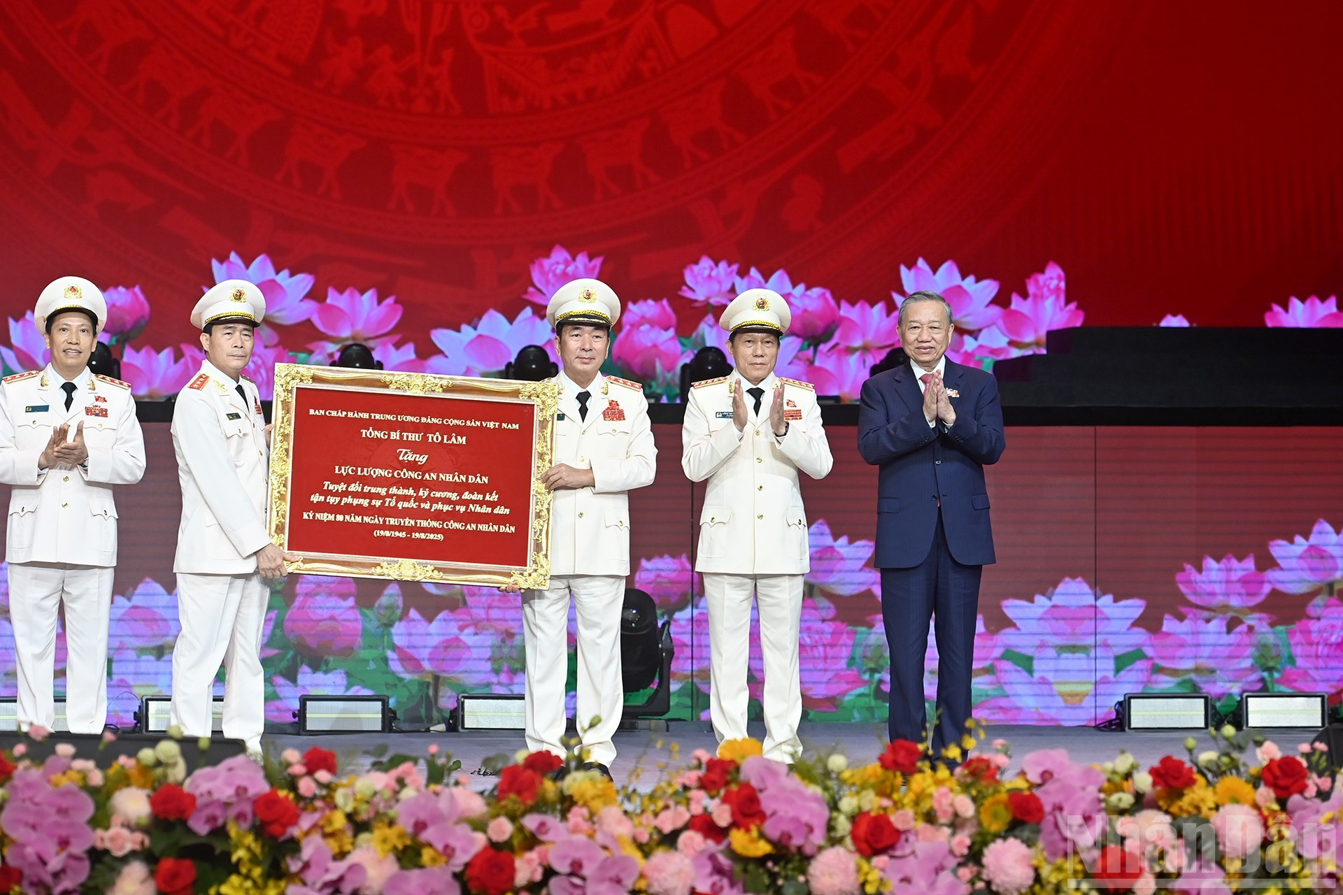 El máximo dirigente político otorga un Estandarte de Honor dirigido a la fuerza.