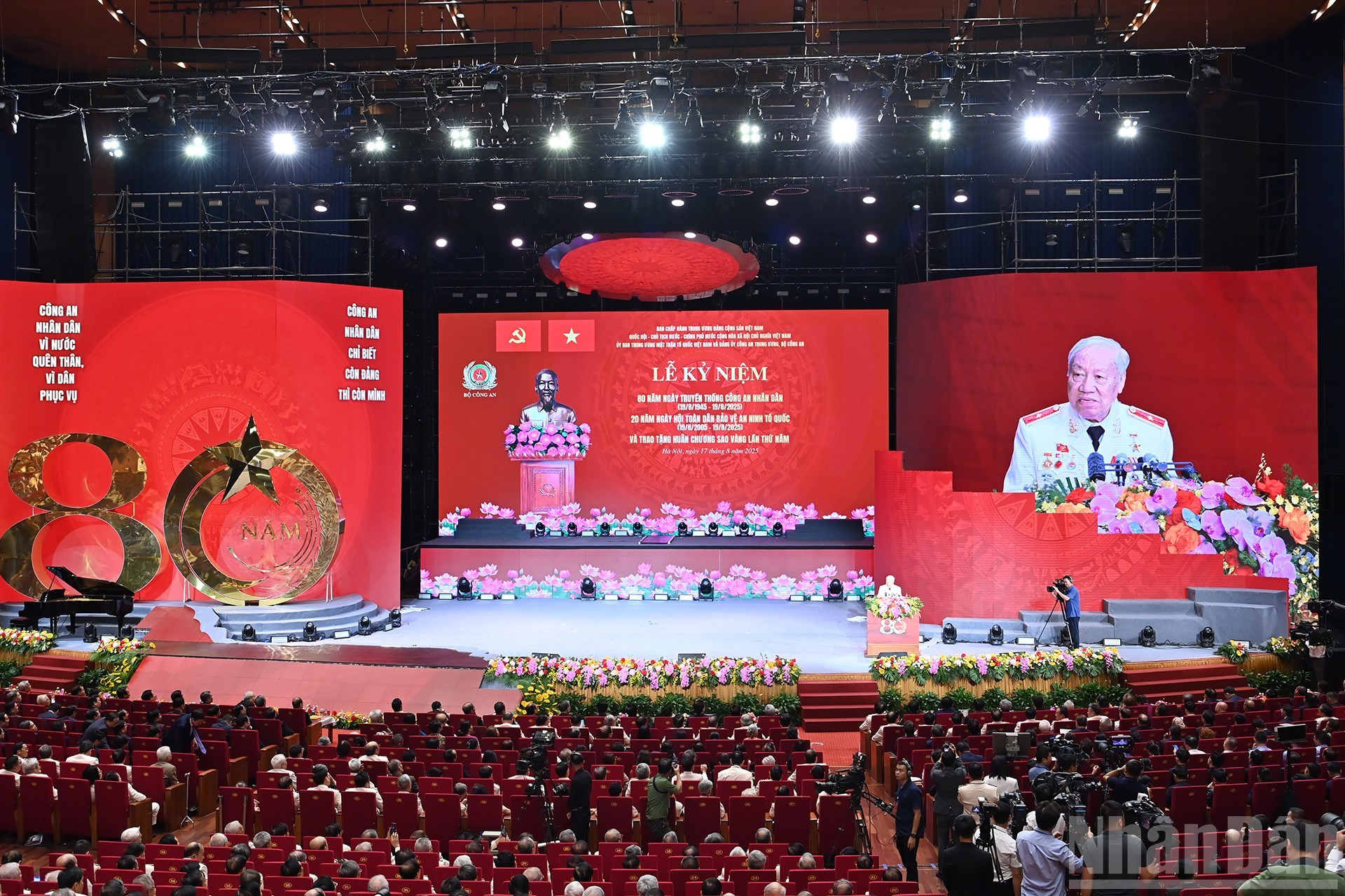Un representante de las generaciones de exmiembros de la Seguridad Pública Popular da palabras.