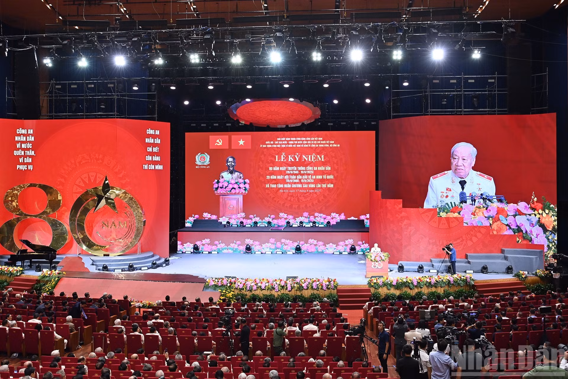 Un representante de las generaciones de exmiembros de la Seguridad Pública Popular da palabras.