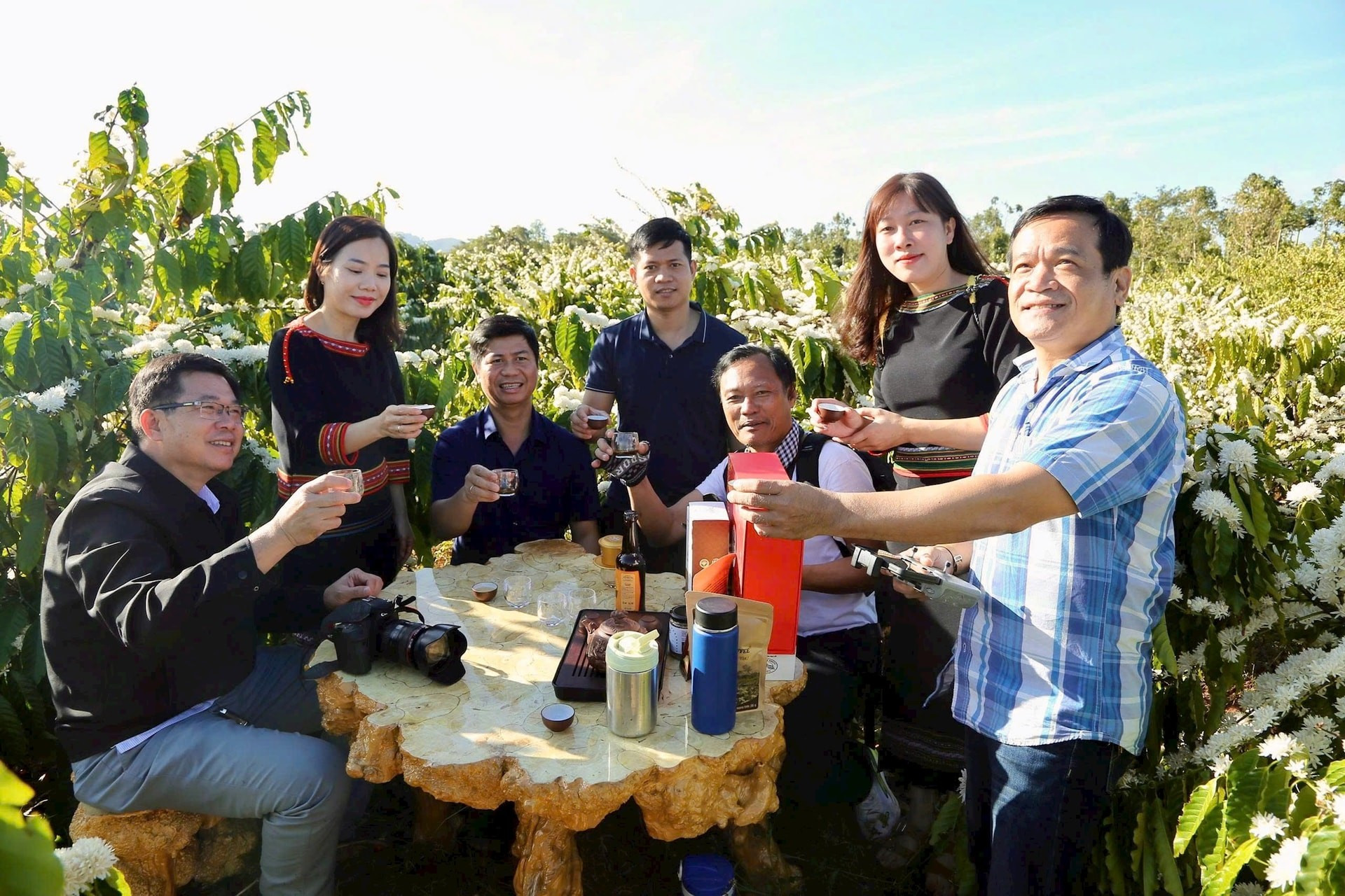 Los cafetales cargados de flores y aroma, donde también se invita a catar una verdadera taza de café endémico, devienen un destino ideal para turistas.