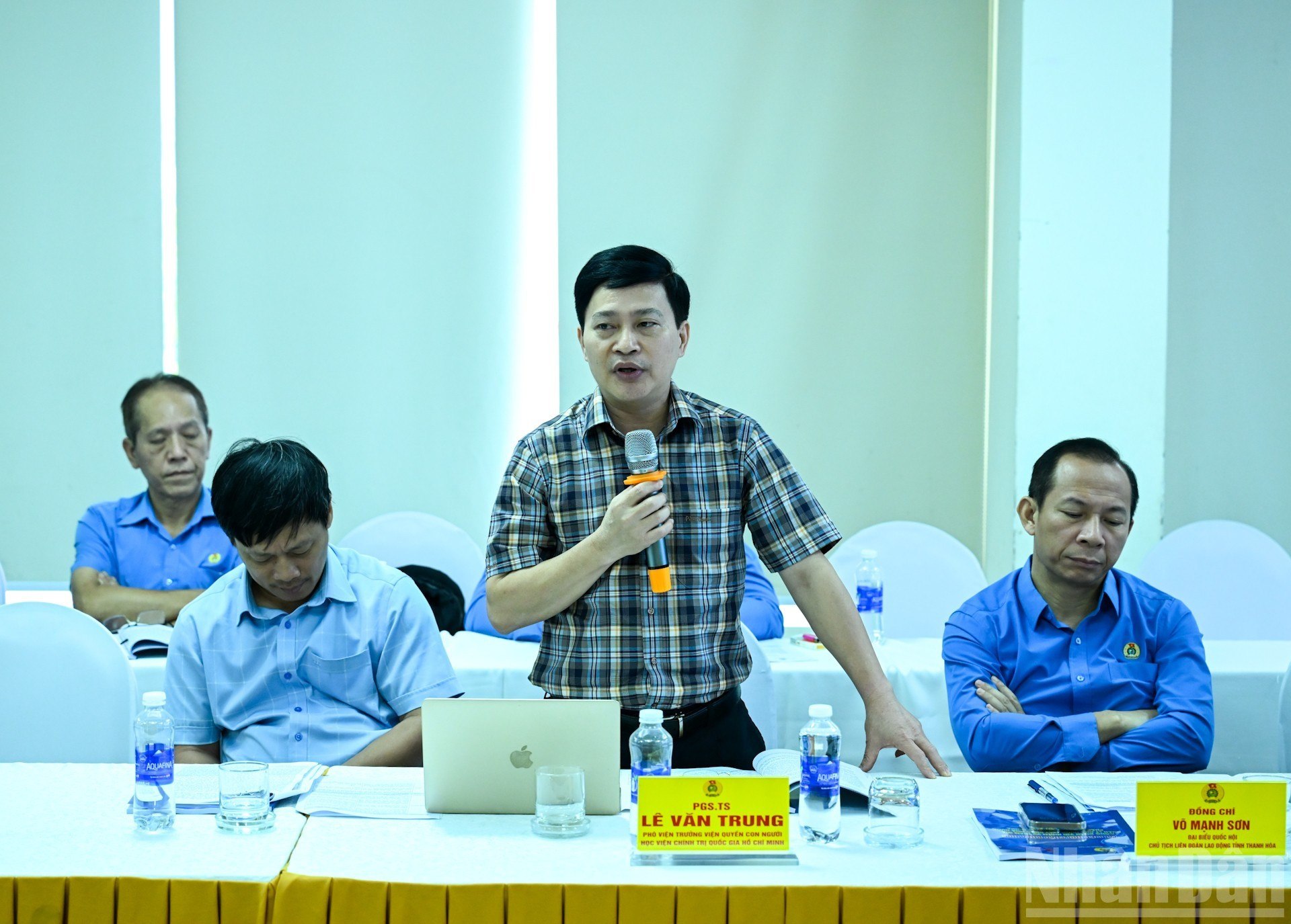 Tiene la palabra el profesor asociado y doctor Le Van Trung (Academia Nacional de Política Ho Chi Minh).