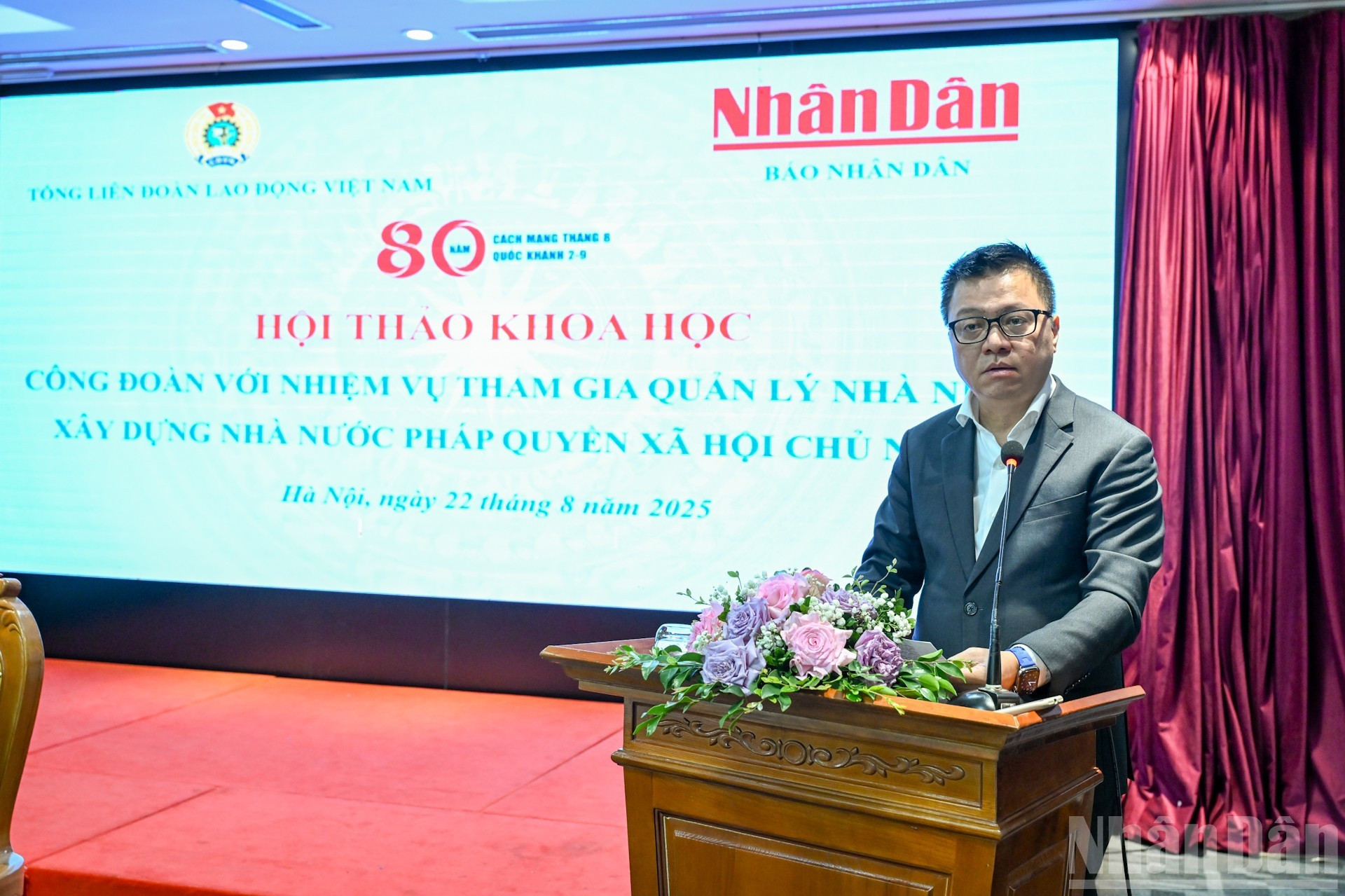 El presidente-editor de Nhan Dan, Le Quoc Minh, pronuncia el discurso de clausura.