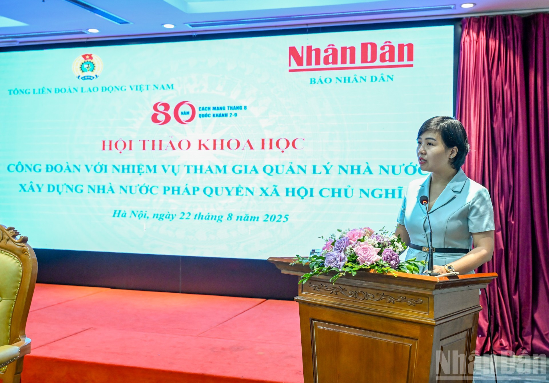 La abogada Nguyen Hoang Mai, quien también es profesora de la Universidad Sindical, presenta una ponencia.