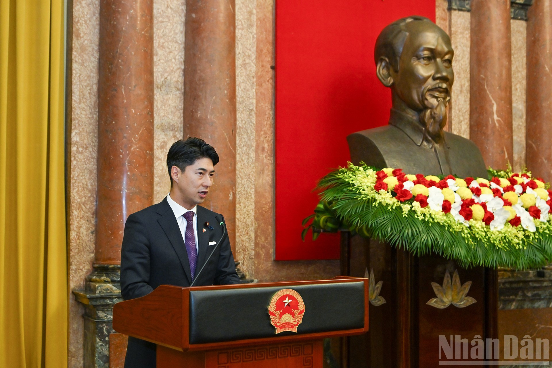 El director de la División Juvenil del Partido Liberal Democrático de Japón, Nakasone Yasutaka, interviene en la reunión.