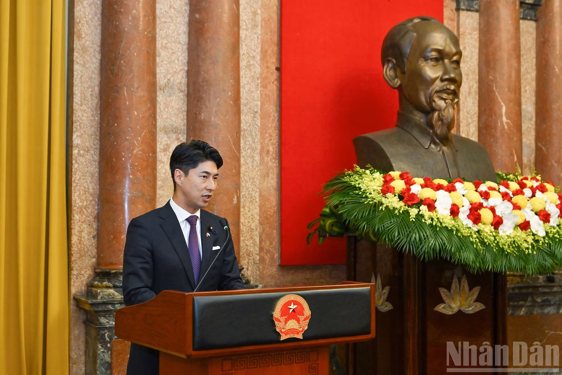 El director de la División Juvenil del Partido Liberal Democrático de Japón, Nakasone Yasutaka, interviene en la reunión.