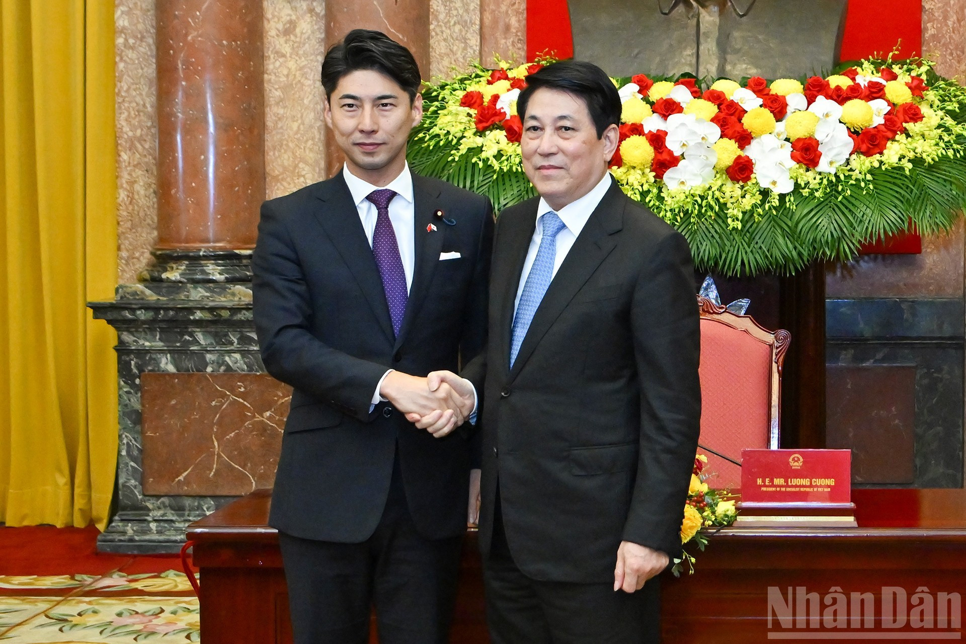 El presidente de Vietnam, Luong Cuong (derecha), recibe a Nakasone Yasutaka, director de la División Juvenil del Partido Liberal Democrático de Japón.