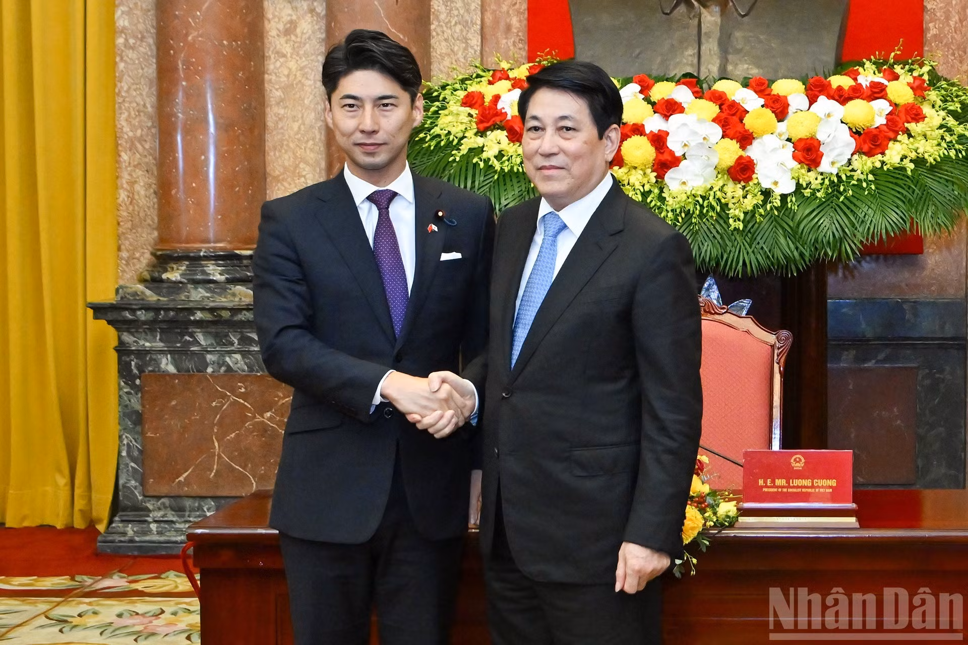 El presidente de Vietnam, Luong Cuong (derecha), recibe a Nakasone Yasutaka, director de la División Juvenil del Partido Liberal Democrático de Japón.