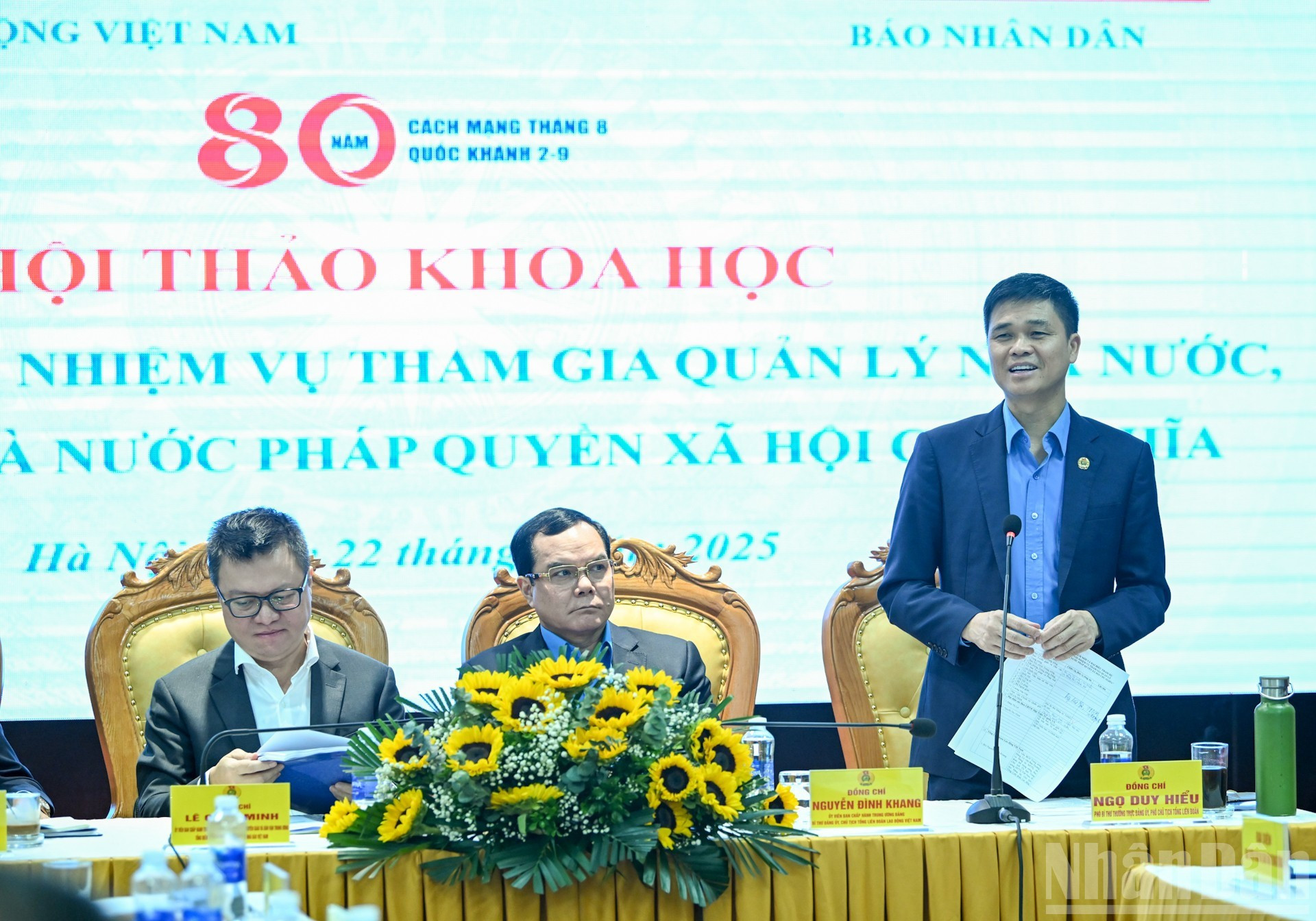 Ngo Duy Hieu, vicepresidente de la Confederación General del Trabajo de Vietnam, conduce la segunda sesión del seminario.