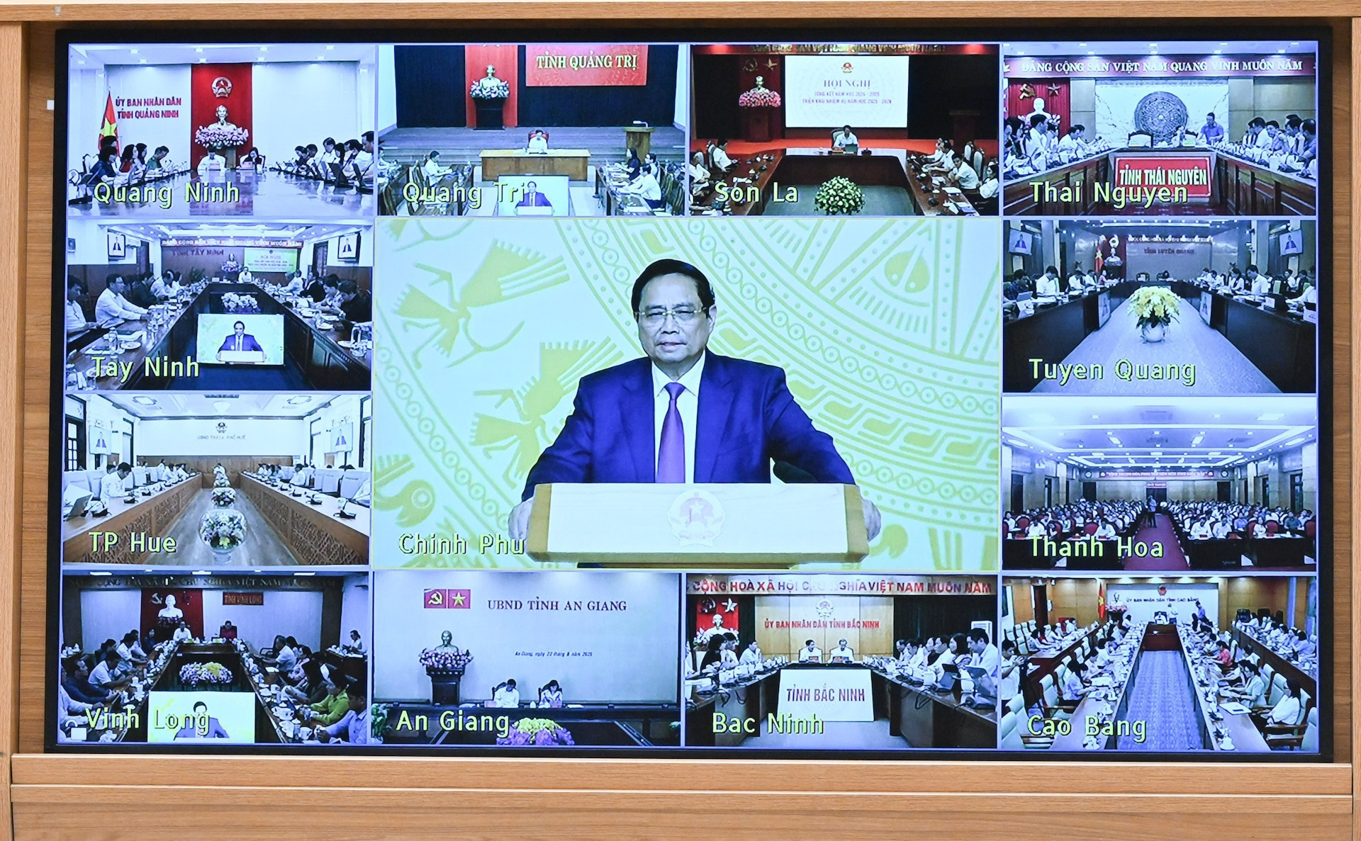 La conferencia es transmitida en vivo a ciudades y provincias.