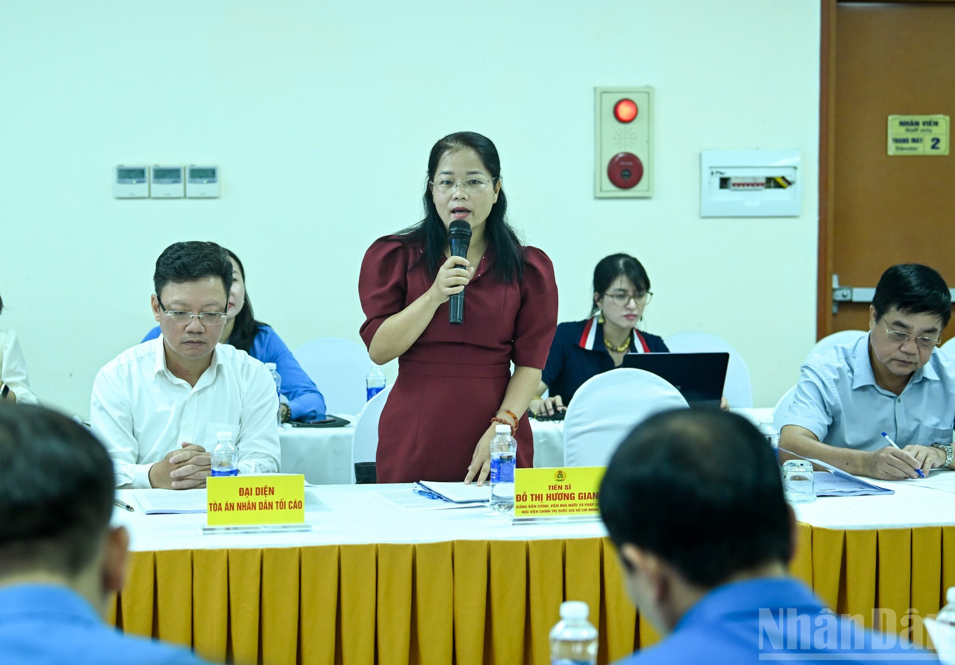 La doctora Do Thi Huong Giang (Academia Nacional de Política Ho Chi Minh) presenta una ponencia.
