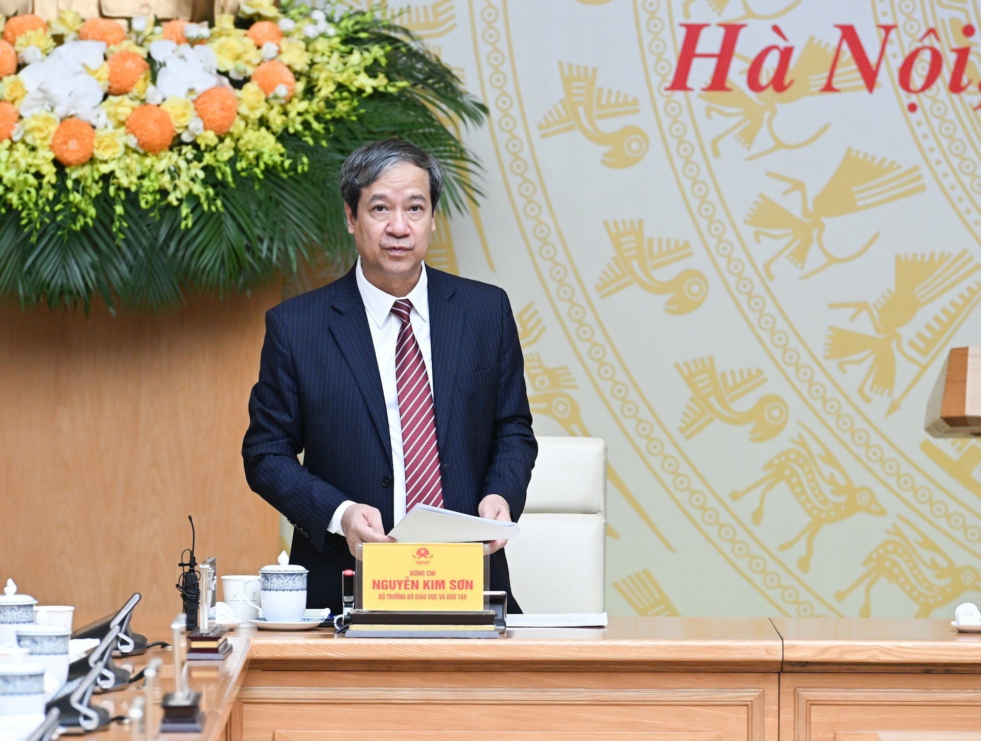 El ministro de Educación y Formación, Nguyen Kim Son, habla en la reunión.