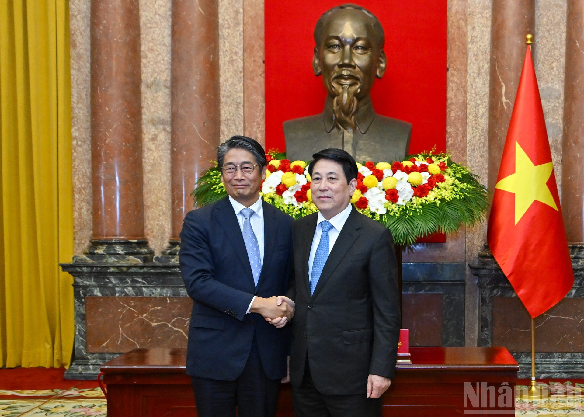 El presidente de Vietnam, Luong Cuong, y el embajador de Japón en el país, Ito Naoki.