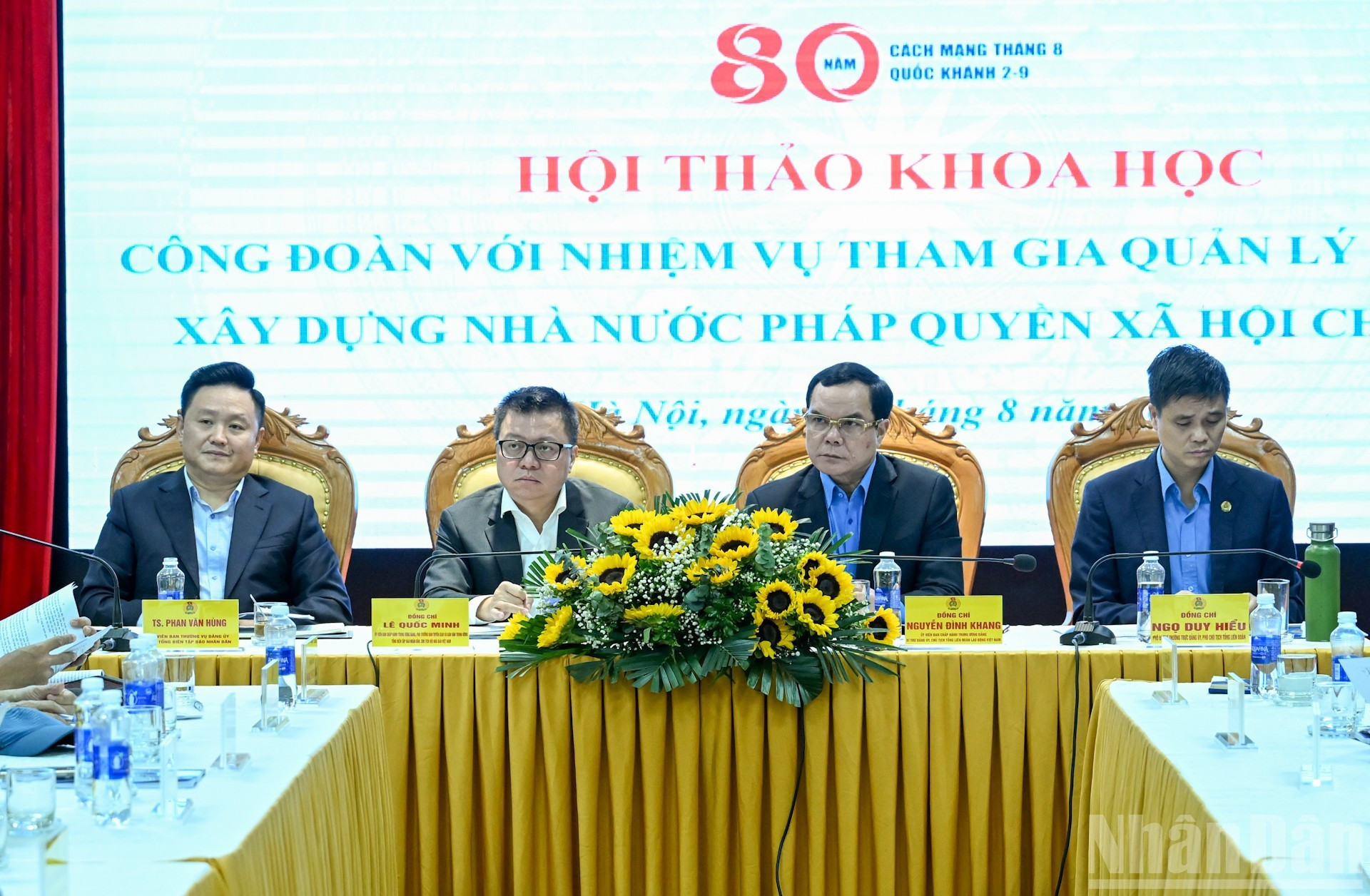 El seminario se lleva a cabo bajo la copresidencia de Phan Van Hung, Le Quoc Minh, Nguyen Dinh Khang y Ngo Duy Hieu (de izquierda a derecha).
