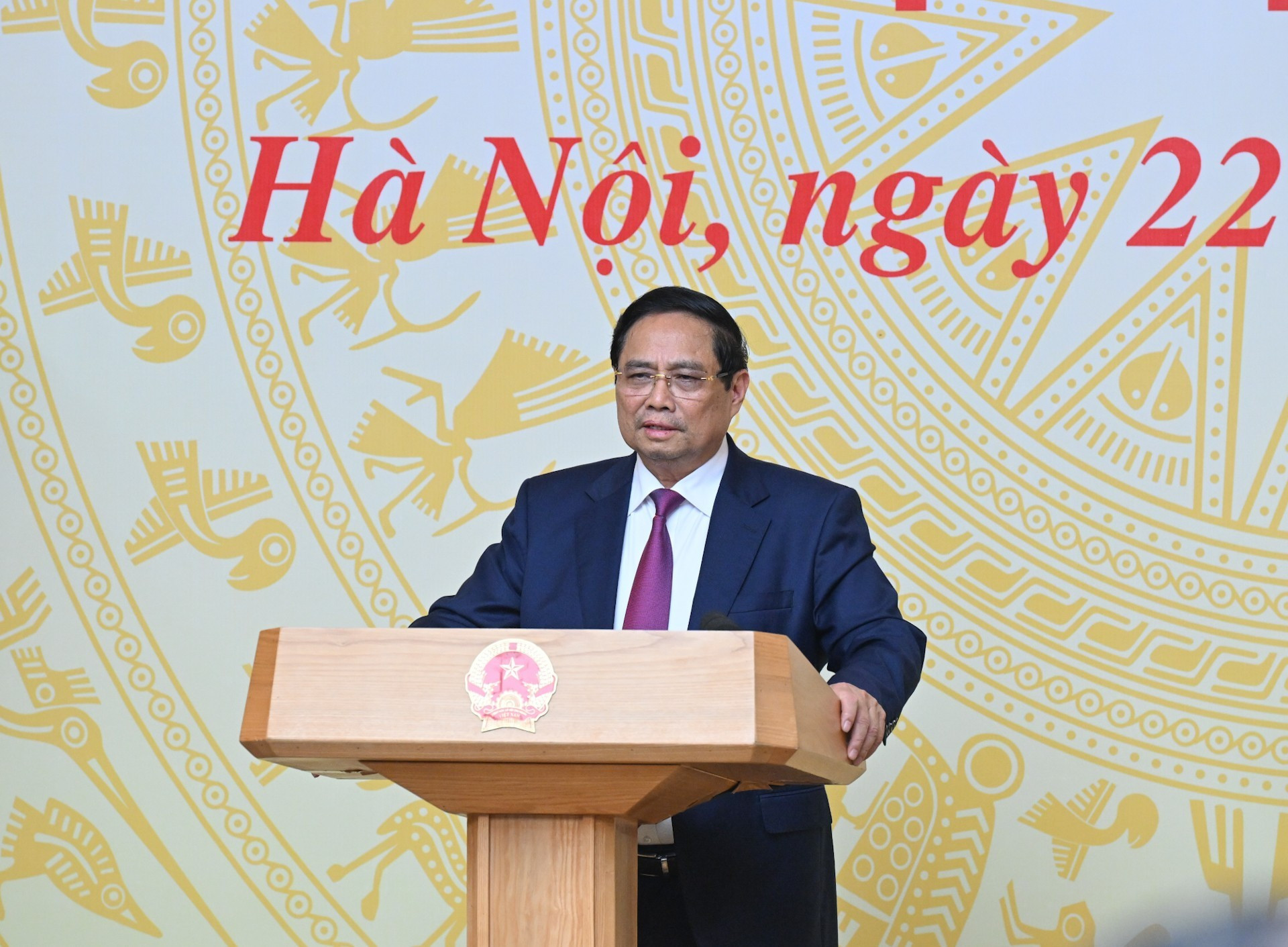 El primer ministro de Vietnam, Pham Minh Chinh, interviene en la conferencia.