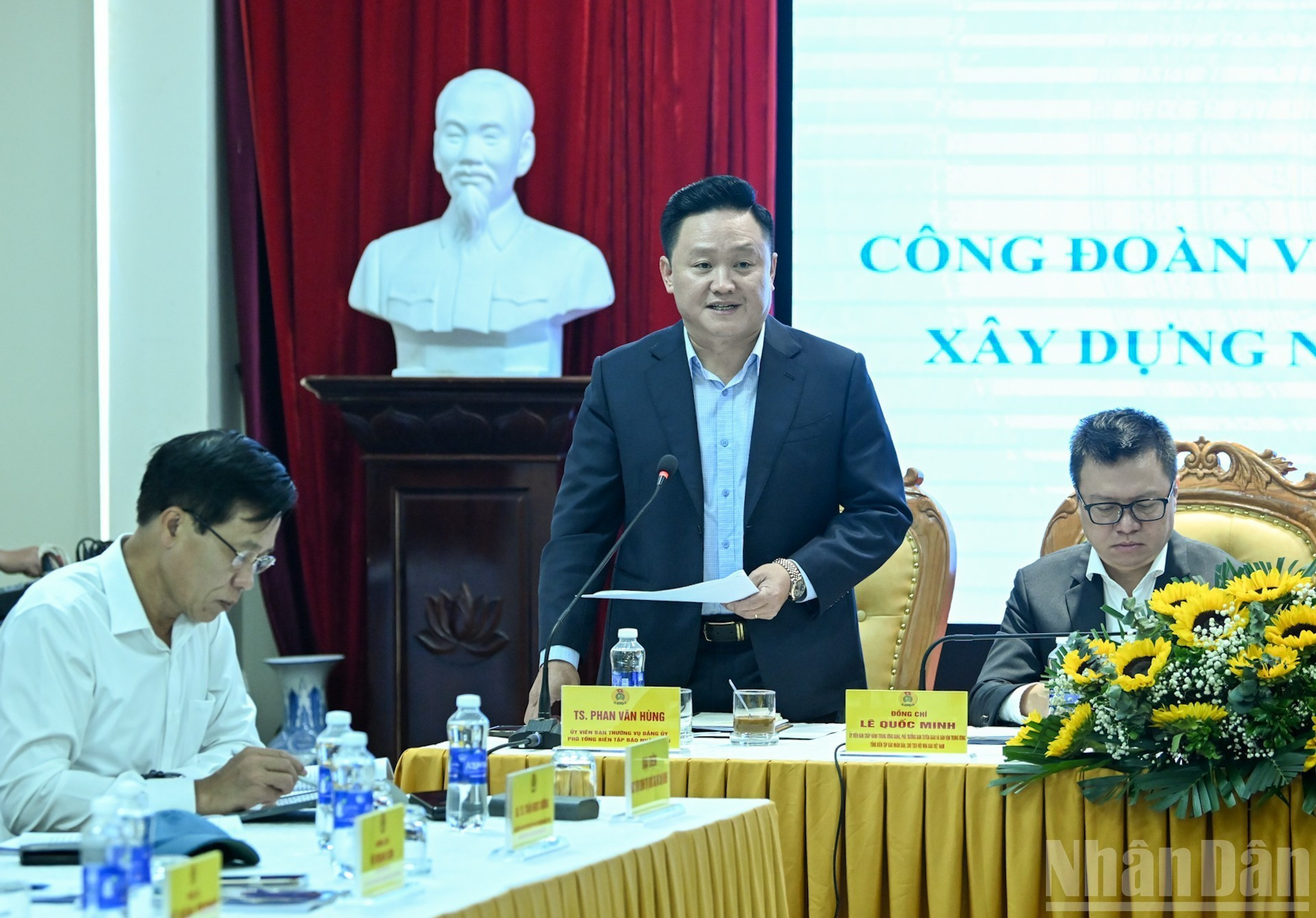 El redactor subjefe del periódico Nhan Dan Phan Van Hung dirige la primera sesión del seminario.