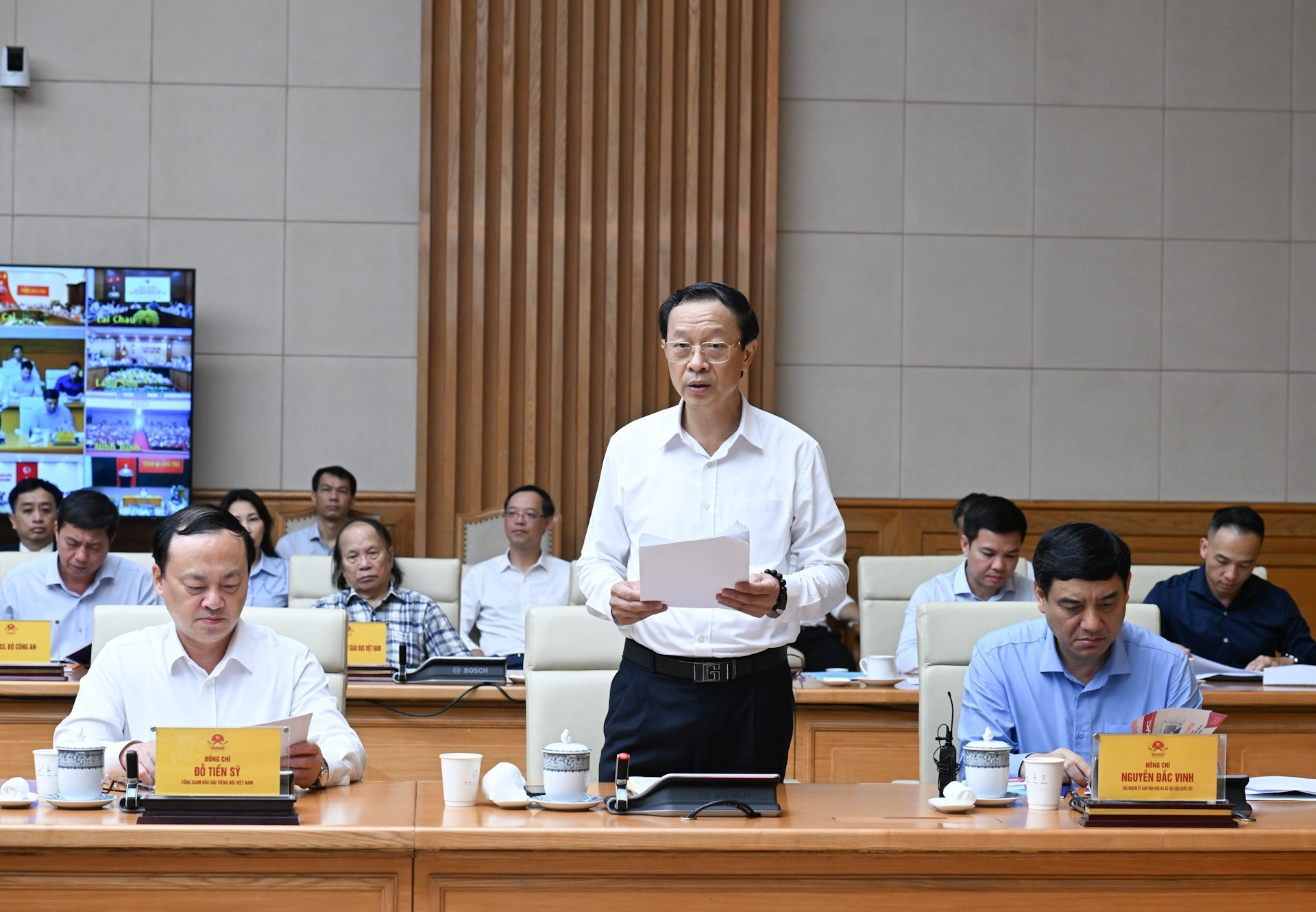 El viceministro permanente de Educación y Formación, Pham Ngoc Thuong, aporta opiniones.