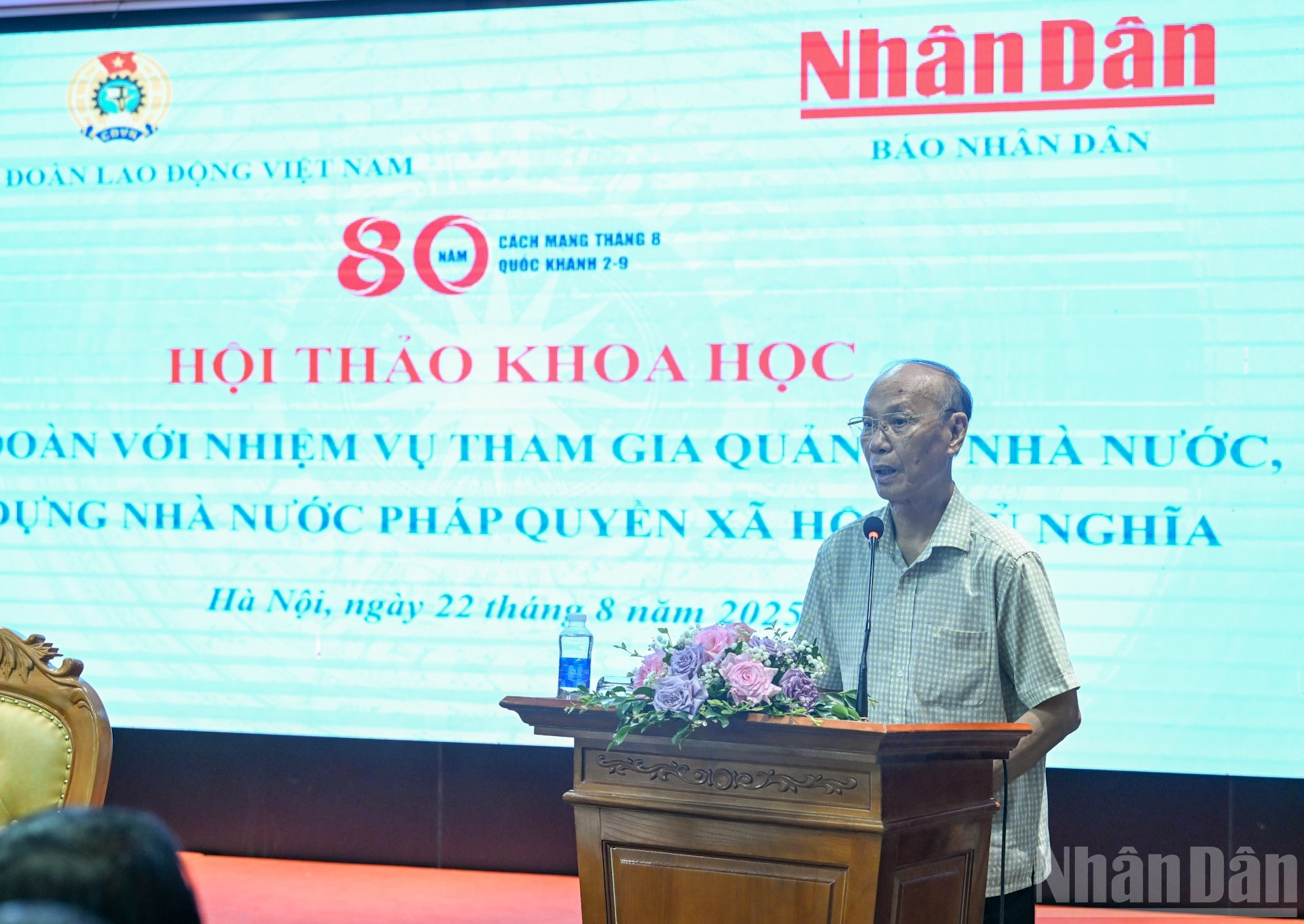 El profesor y doctor Tran Ngoc Duong presenta una ponencia.