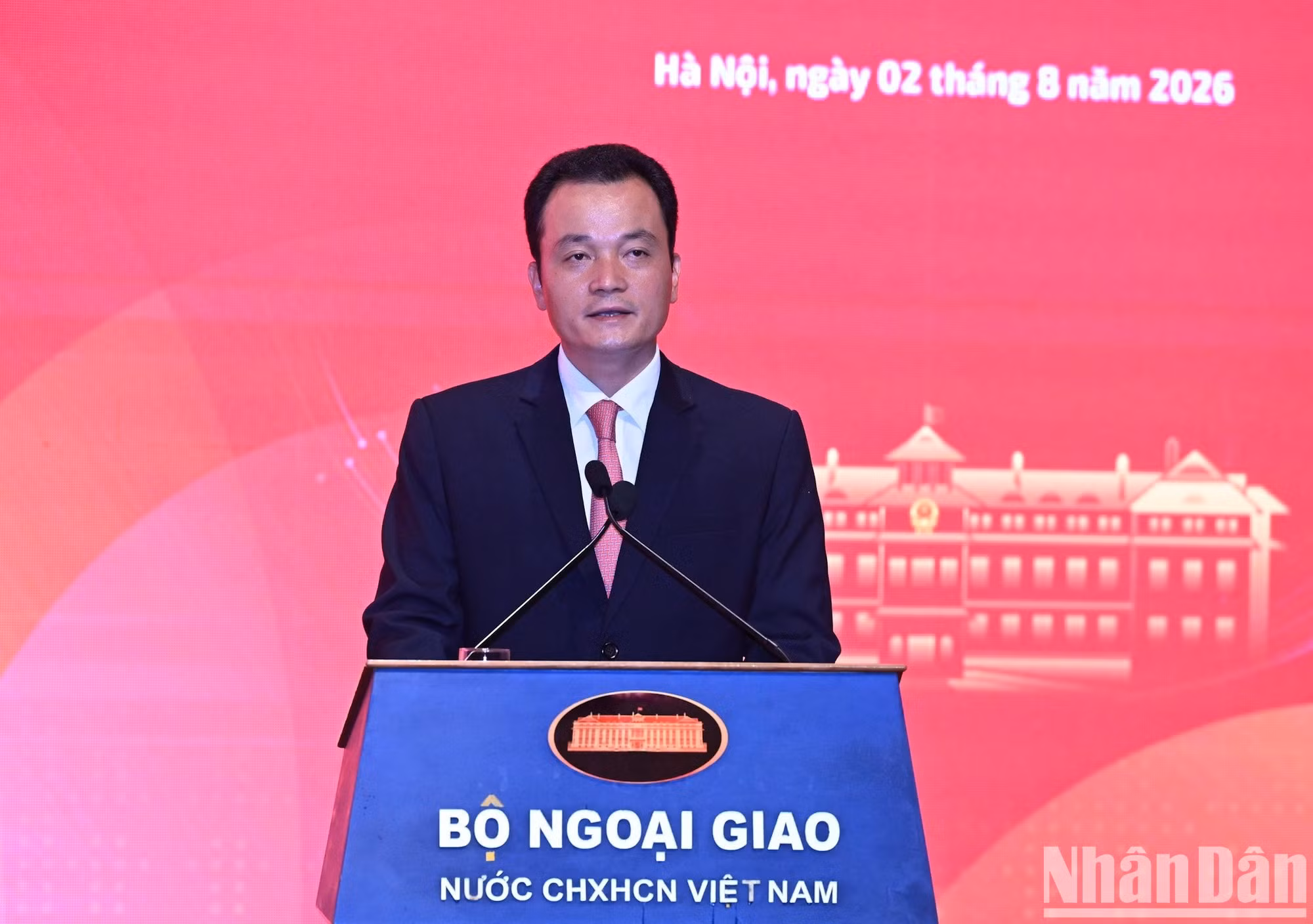 Giang Quoc Hung, vicepresidente del Comité Popular de la provincia de Lao Cai, analiza el tema “Perfeccionar el aparato encargado de asuntos exteriores en función de las particularidades en la gestión de la frontera terrestre”.
