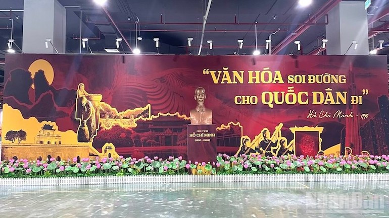 En el panel se cita una de las ideas del Presidente Ho Chi Minh sobre el papel de la cultura: &quot;La cultura ilumina el camino que debe seguir la nación&quot;.