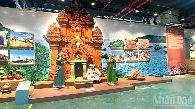 Escenas alusivas a la cultura de la etnia Cham.