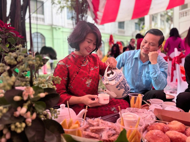 “Taza de té en el día de primavera”, una obra ganadora del concurso “Colores de Nhan Dan”.