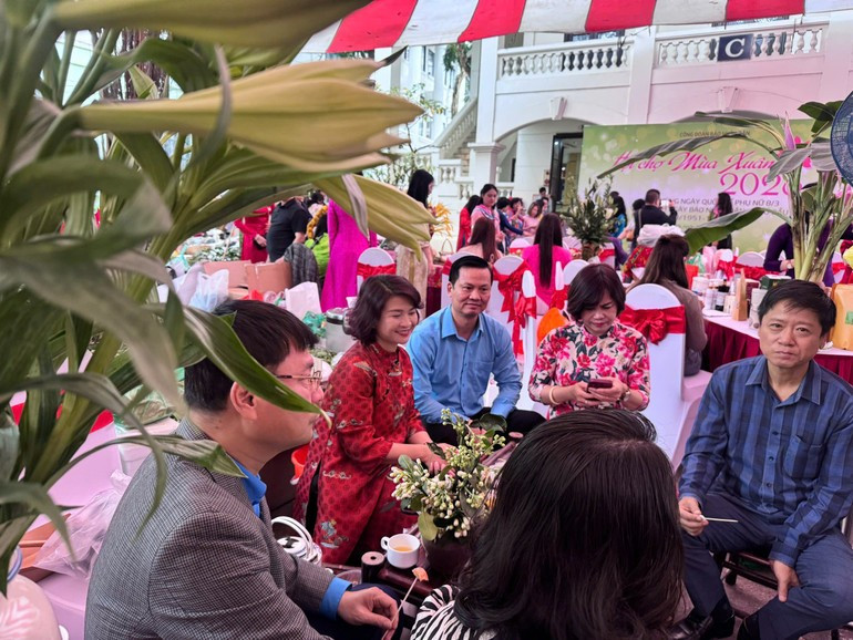 Charla en la mesa de té.