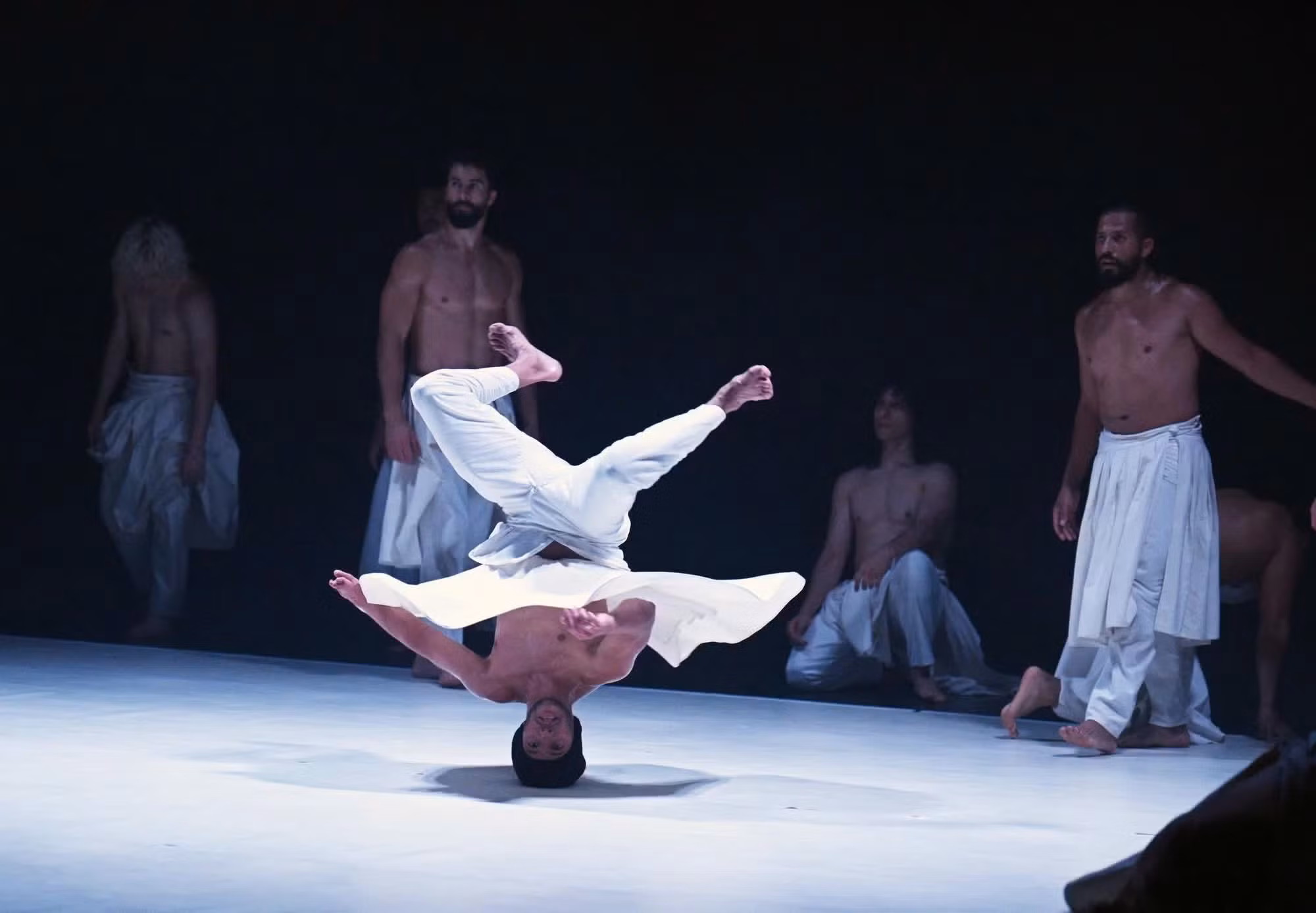 El público se mostró fascinado por el desbordante flujo de energía que emitía el espectáculo. Al explicar este efecto sensorial, un representante de la compañía de danza señaló que la teatralización ha sido concebida como una travesía de ida y vuelta entre las orillas del Mediterráneo, que conecta a Europa y África con un perpetuo oleaje.