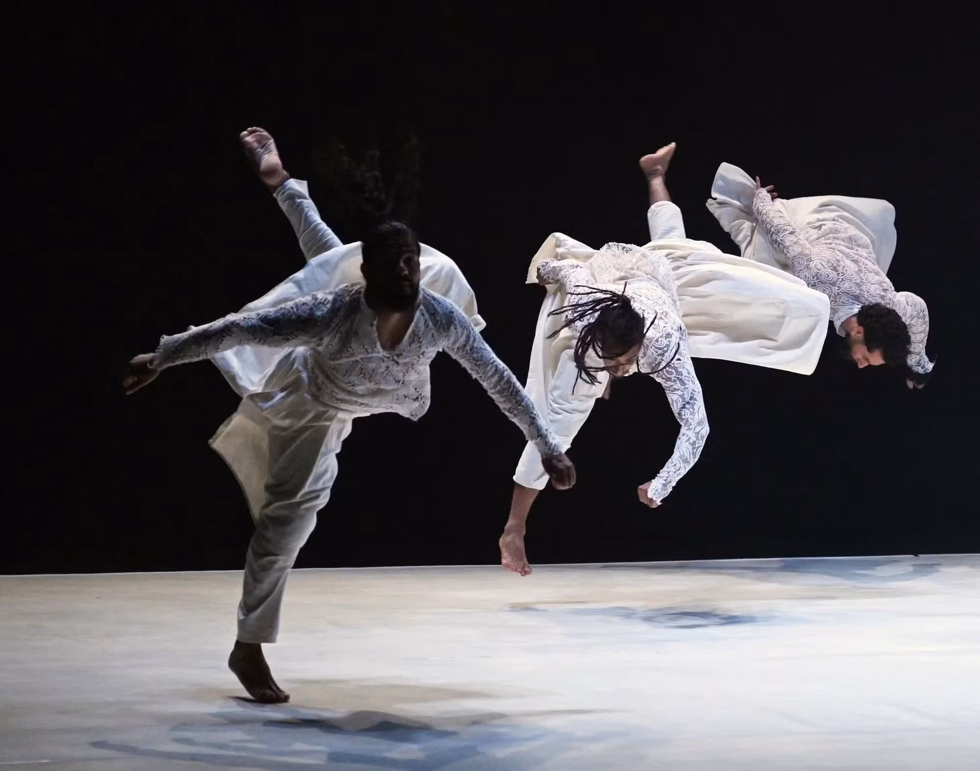 Más que una demostración de danza de alta exigencia técnica, “Lo que el día le debe a la noche” transmite conmovedores mensajes culturales sobre las raíces, la memoria y la identidad. En su lenguaje, el movimiento se convierte en la voz común que une a los pueblos a ambas orillas del Mar Mediterráneo.