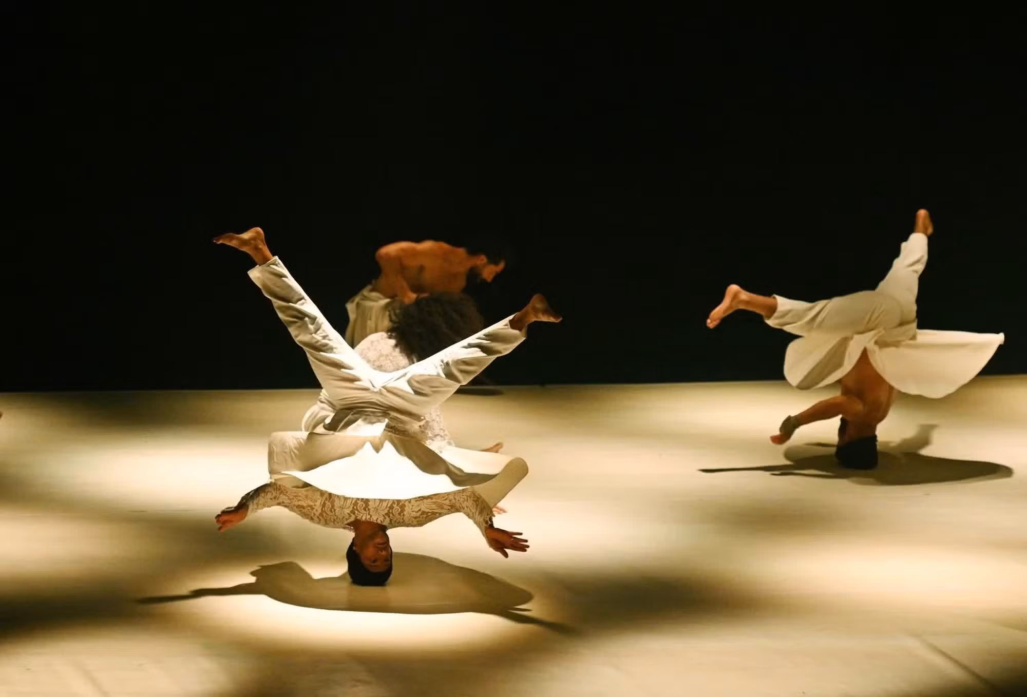 La revelación sobre el variado perfil del elenco también sorprendió al auditorio. Sean profesionales de la danza, autodidactas o practicantes de deportes de combate, los bailarines aportan a la obra una gran riqueza de emociones y matices.