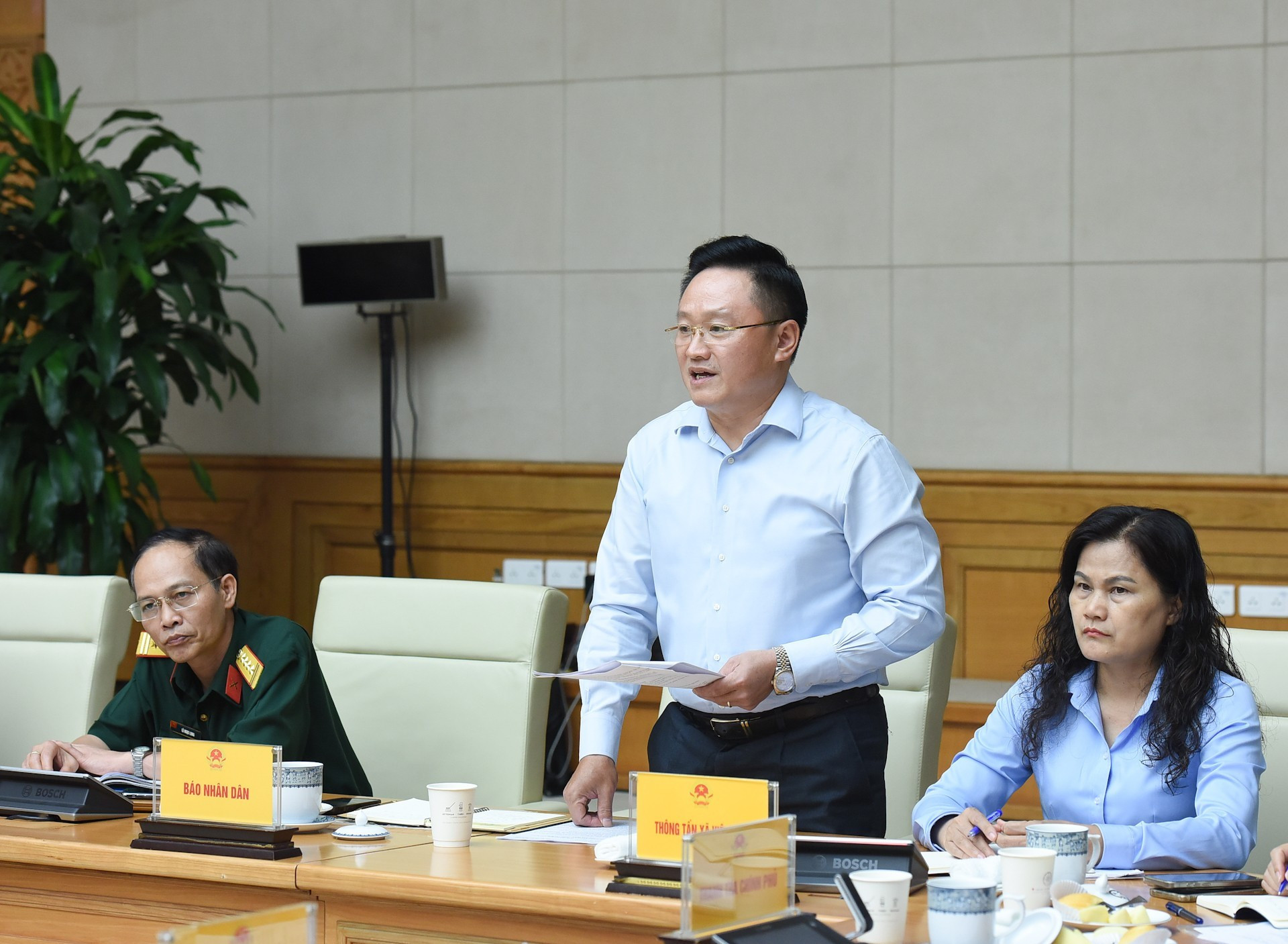 Phan Van Hung, redactor subjefe del periódico Nhan Dan (Pueblo), órgano central del Partido Comunista de Vietnam. Phan Van Hung, redactor subjefe del periódico Nhan Dan (Pueblo), órgano central del Partido Comunista de Vietnam.