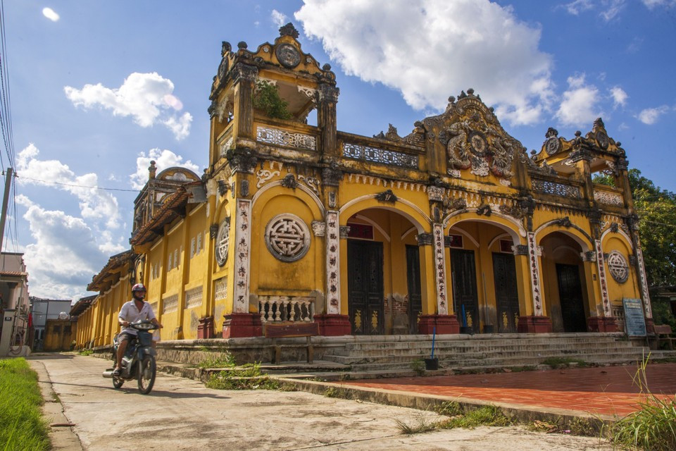 La Casa Comunal de Thai Binh está vinculada a la vida del pueblo de Tay Ninh. La Casa Comunal de Thai Binh está vinculada a la vida del pueblo de Tay Ninh.