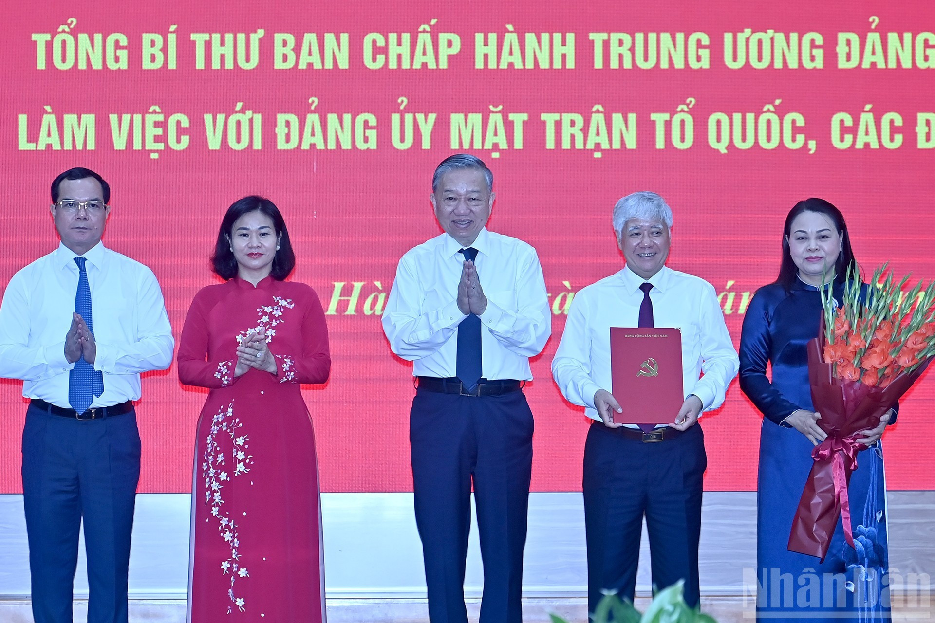 El secretario general del Partido, To Lam, entrega a los representantes de los organismos concernientes la Decisión del Buró Político sobre función, tareas y reestructuración del aparato del Comité Central del FPV.