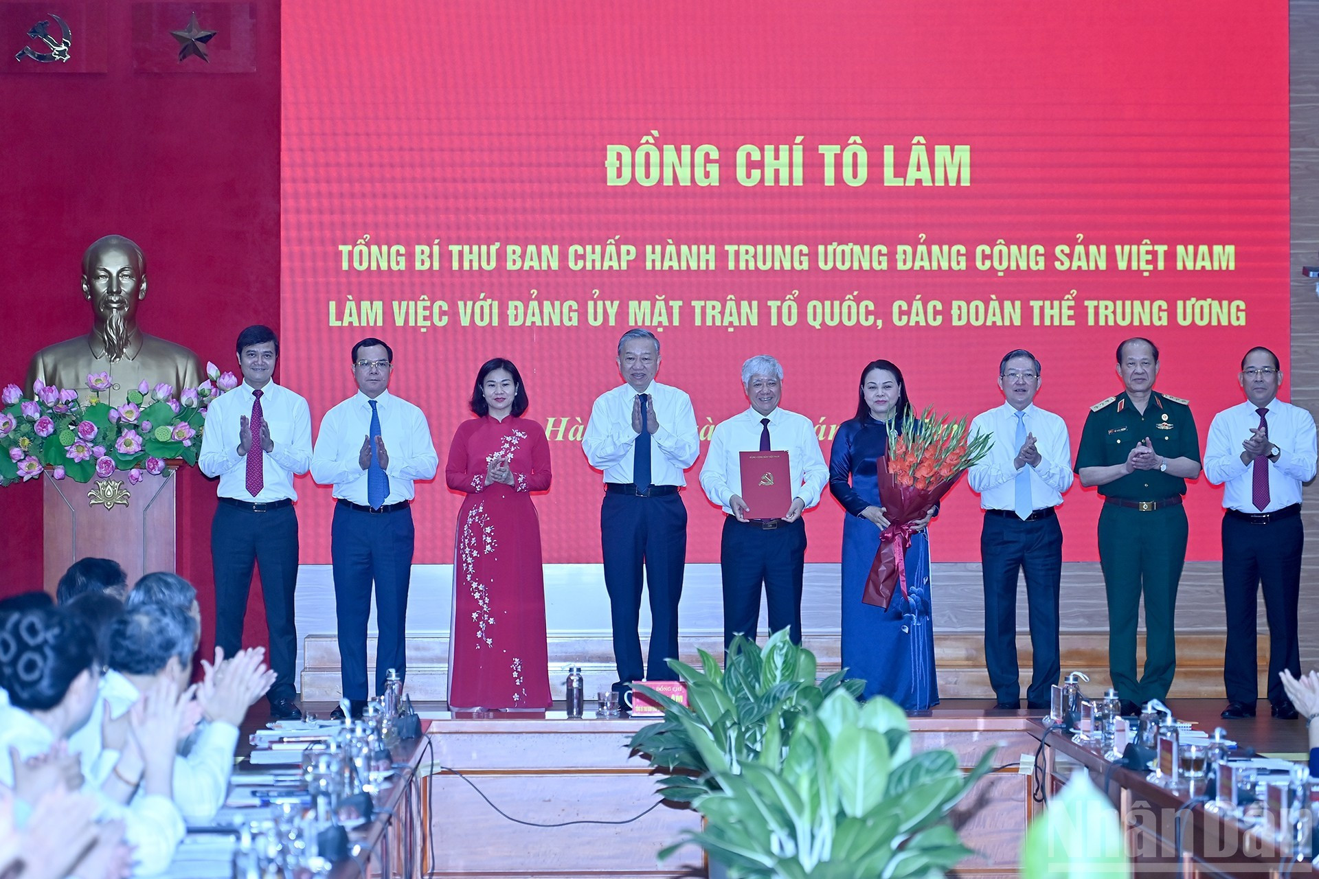 El secretario general del Partido, To Lam, entrega a los representantes de los organismos concernientes la Decisión del Buró Político sobre función, tareas y estructuración del aparato del Comité Central del FPV.