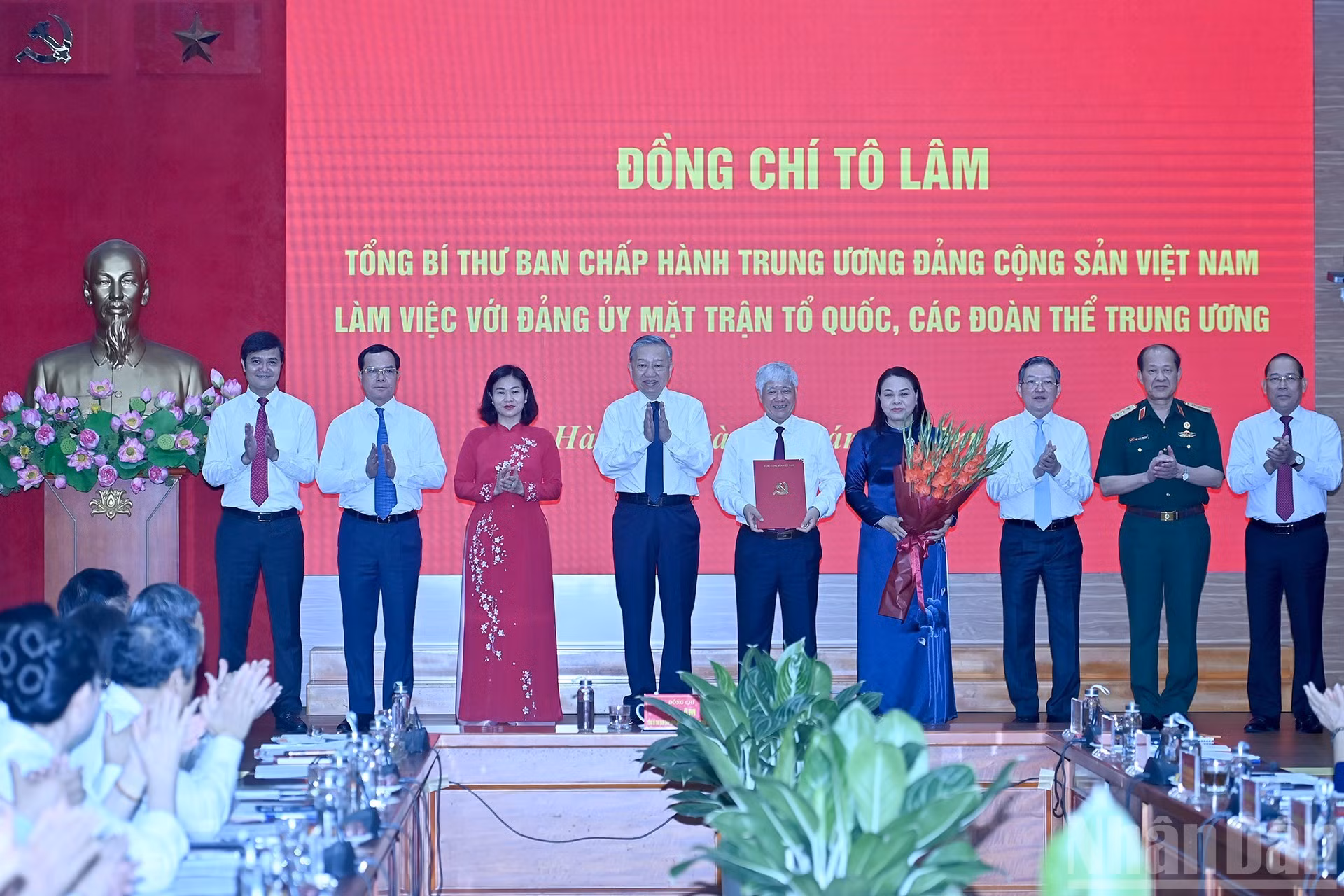 El secretario general del Partido, To Lam, entrega a los representantes de los organismos concernientes la Decisión del Buró Político sobre función, tareas y estructuración del aparato del Comité Central del FPV.