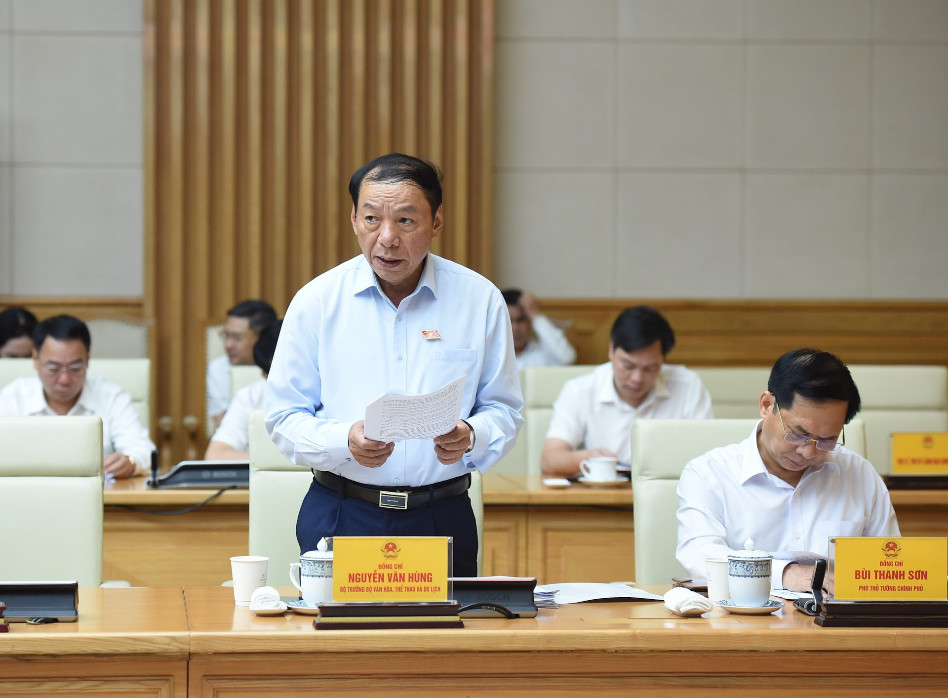 El ministro de Cultura, Deportes y Turismo, Nguyen Van Hung. El ministro de Cultura, Deportes y Turismo, Nguyen Van Hung.