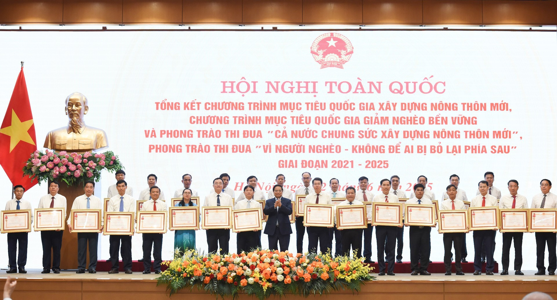 El primer ministro Pham Minh Chinh entrega la Orden de Trabajo de Tercera clase a las instancias del Partido, las autoridades y los pueblos sobresalientes en el movimiento “Todo el país se une para construir nuevas zonas rurales”. El primer ministro Pham Minh Chinh entrega la Orden de Trabajo de Tercera clase a las instancias del Partido, las autoridades y los pueblos sobresalientes en el movimiento “Todo el país se une para construir nuevas zonas rurales”.