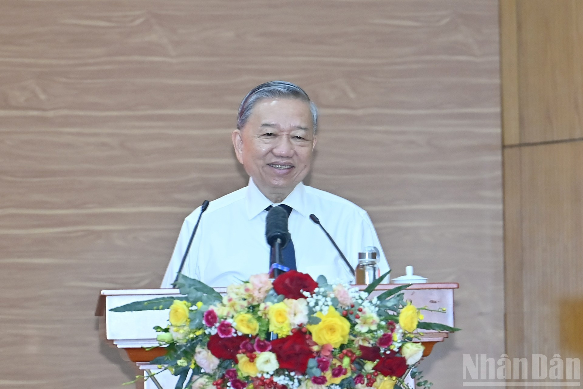 El secretario general To Lam da palabras.