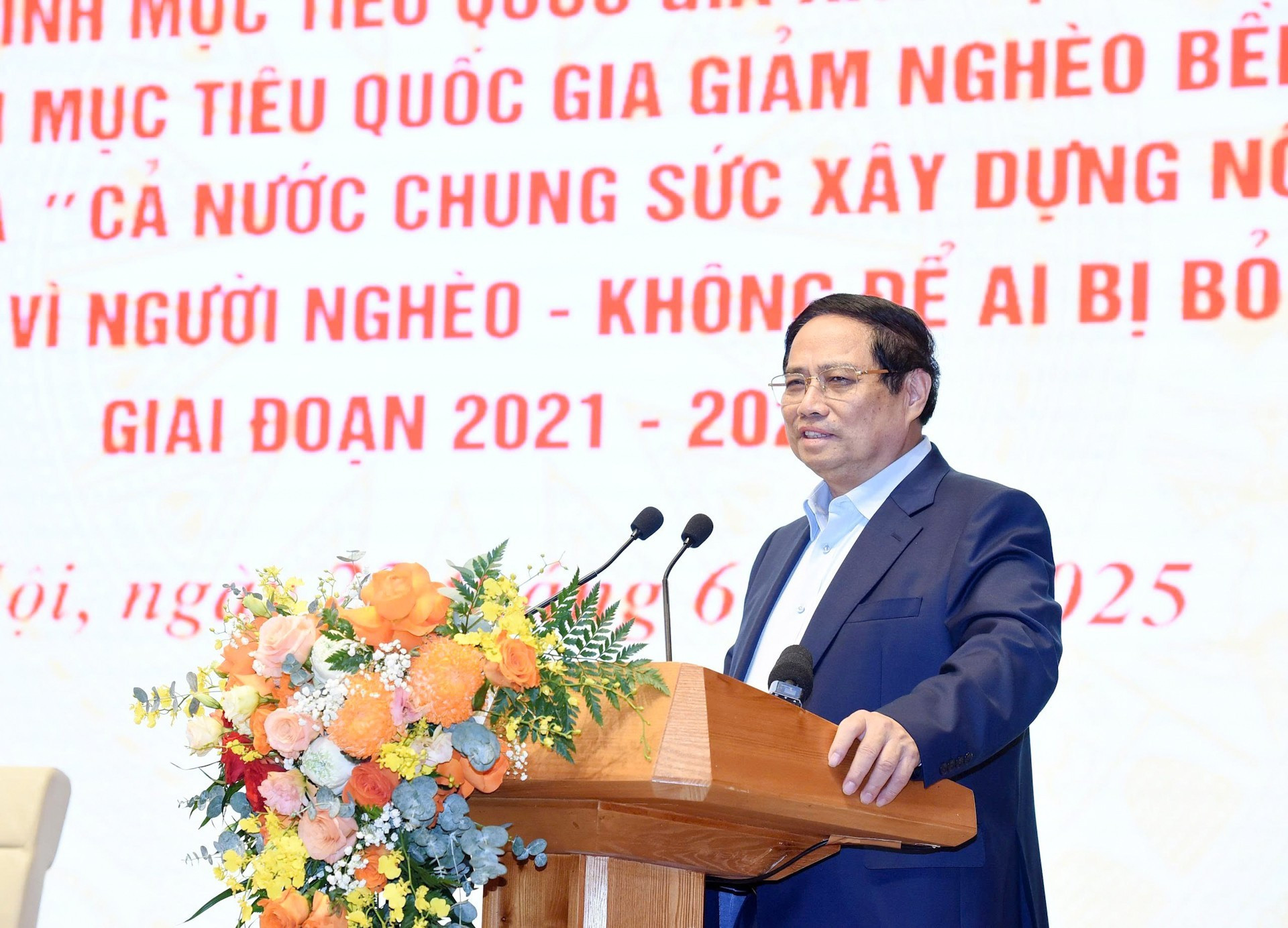 El premier Pham Minh Chinh conduce el simposio, ofrecido de manera presencial en Hanói y transmitido en vivo a las provincias y ciudades bajo jurisdicción central. El premier Pham Minh Chinh conduce el simposio, ofrecido de manera presencial en Hanói y transmitido en vivo a las provincias y ciudades bajo jurisdicción central.