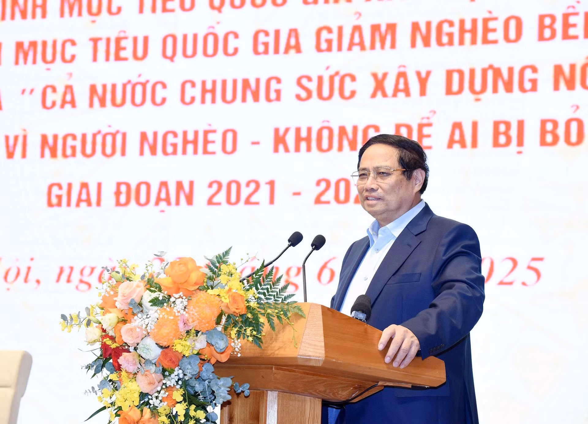 El premier Pham Minh Chinh conduce el simposio, ofrecido de manera presencial en Hanói y transmitido en vivo a las provincias y ciudades bajo jurisdicción central.