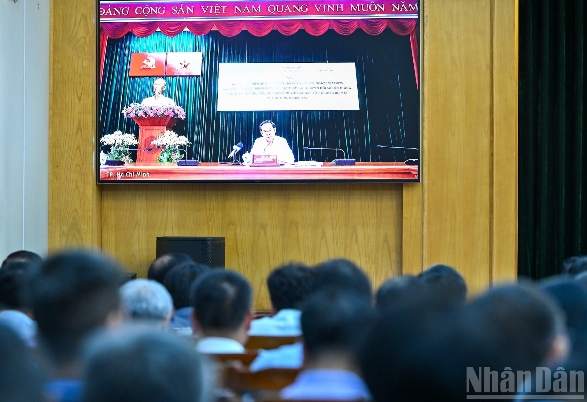 El secretario del Comité del Partido en Ciudad Ho Chi Minh, Nguyen Van Nen, participa en el evento de manera virtual. El secretario del Comité del Partido en Ciudad Ho Chi Minh, Nguyen Van Nen, participa en el evento de manera virtual.