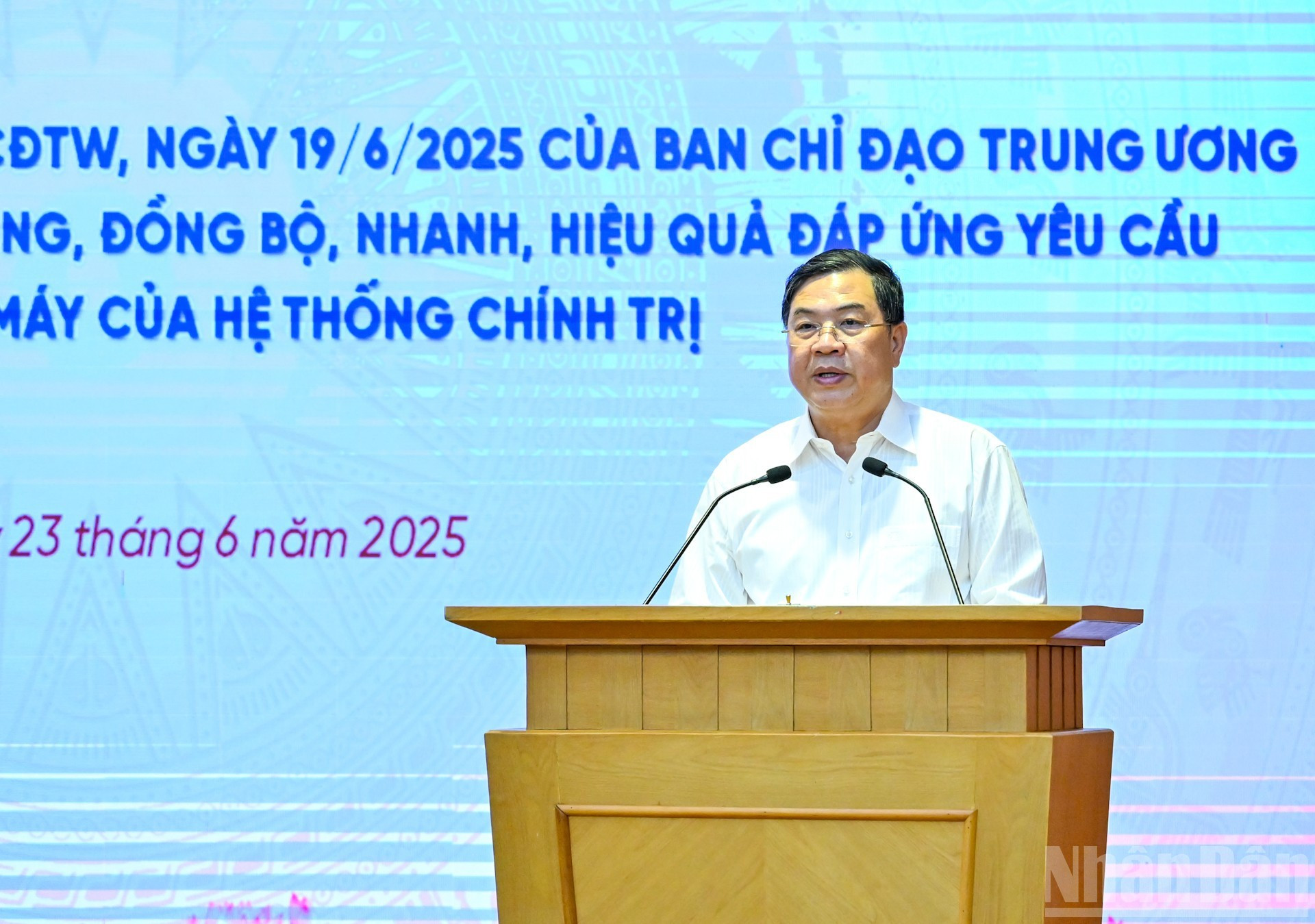 Pham Gia Tuc, jefe adjunto de la Oficina del Comité Central del Partido y miembro permanente del citado comité directivo, presenta los principales contenidos del Plan No. 02-KH/BCDTW. Pham Gia Tuc, jefe adjunto de la Oficina del Comité Central del Partido y miembro permanente del citado comité directivo, presenta los principales contenidos del Plan No. 02-KH/BCDTW.