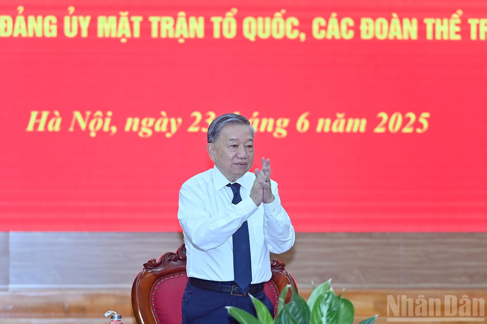 El secretario general del Partido, To Lam, conduce la sesión.