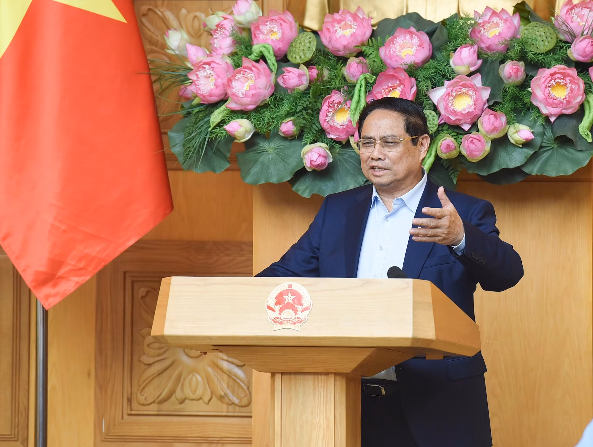El primer ministro Pham Minh Chinh interviene en la reunión.