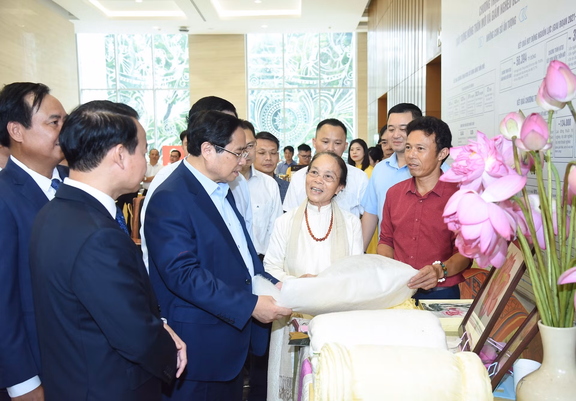 El jefe de Gobierno recorre una exposición de productos agrícolas representativos.