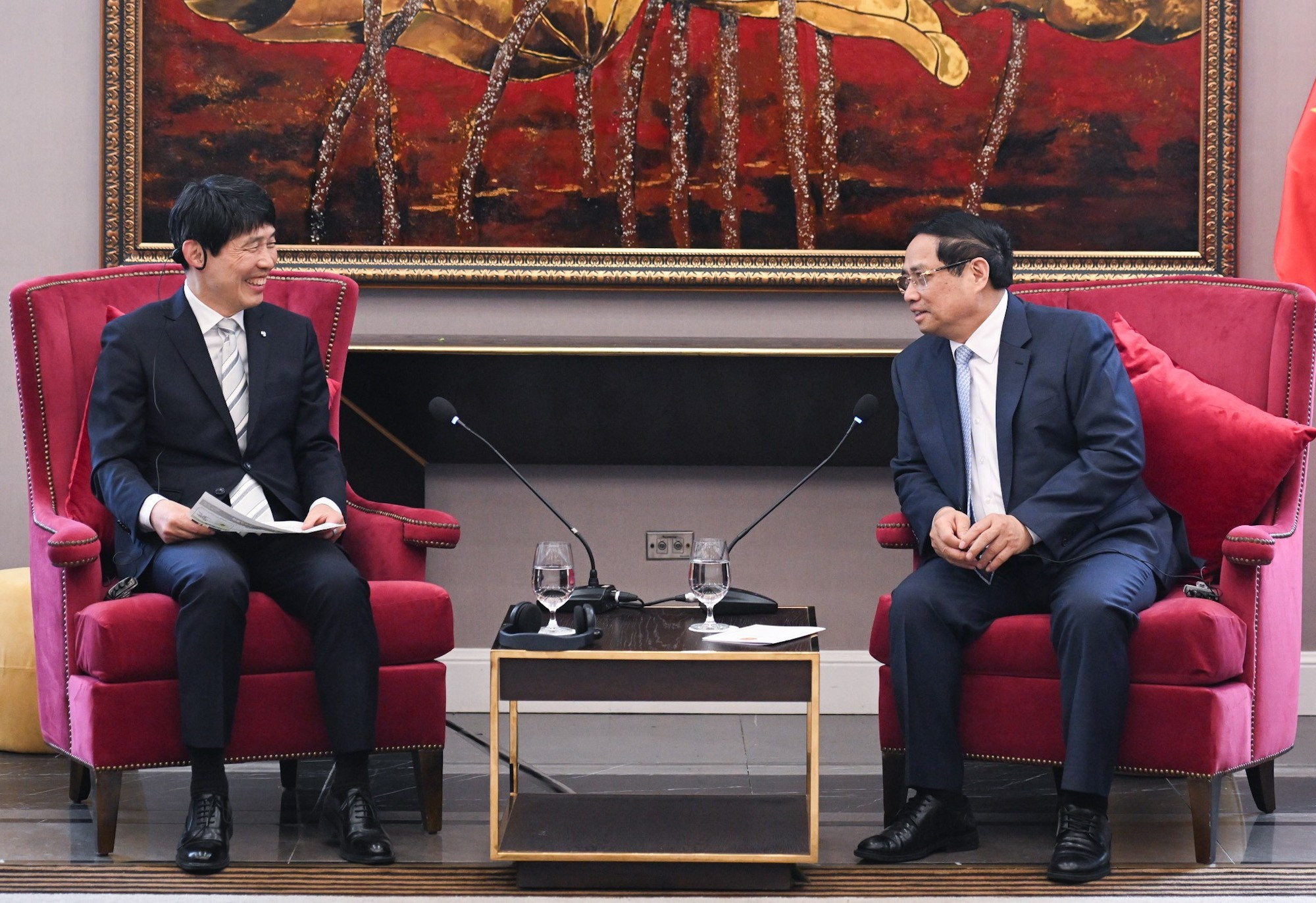 El primer ministro de Vietnam, Pham Minh Chinh, conversa con el gobernador de la prefectura de Gunma, Yamamoto Ichita.