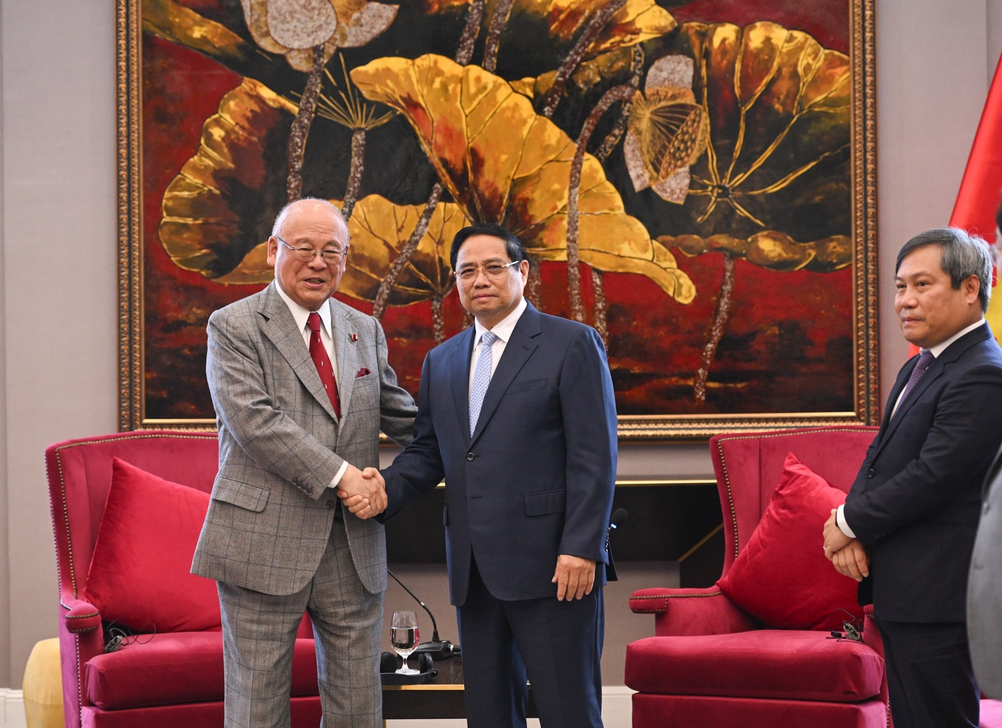 El primer ministro de Vietnam, Pham Minh Chinh, y el asesor especial de la Alianza de Parlamentarios de Amistad Japón-Vietnam, Takebe Tsutomu.