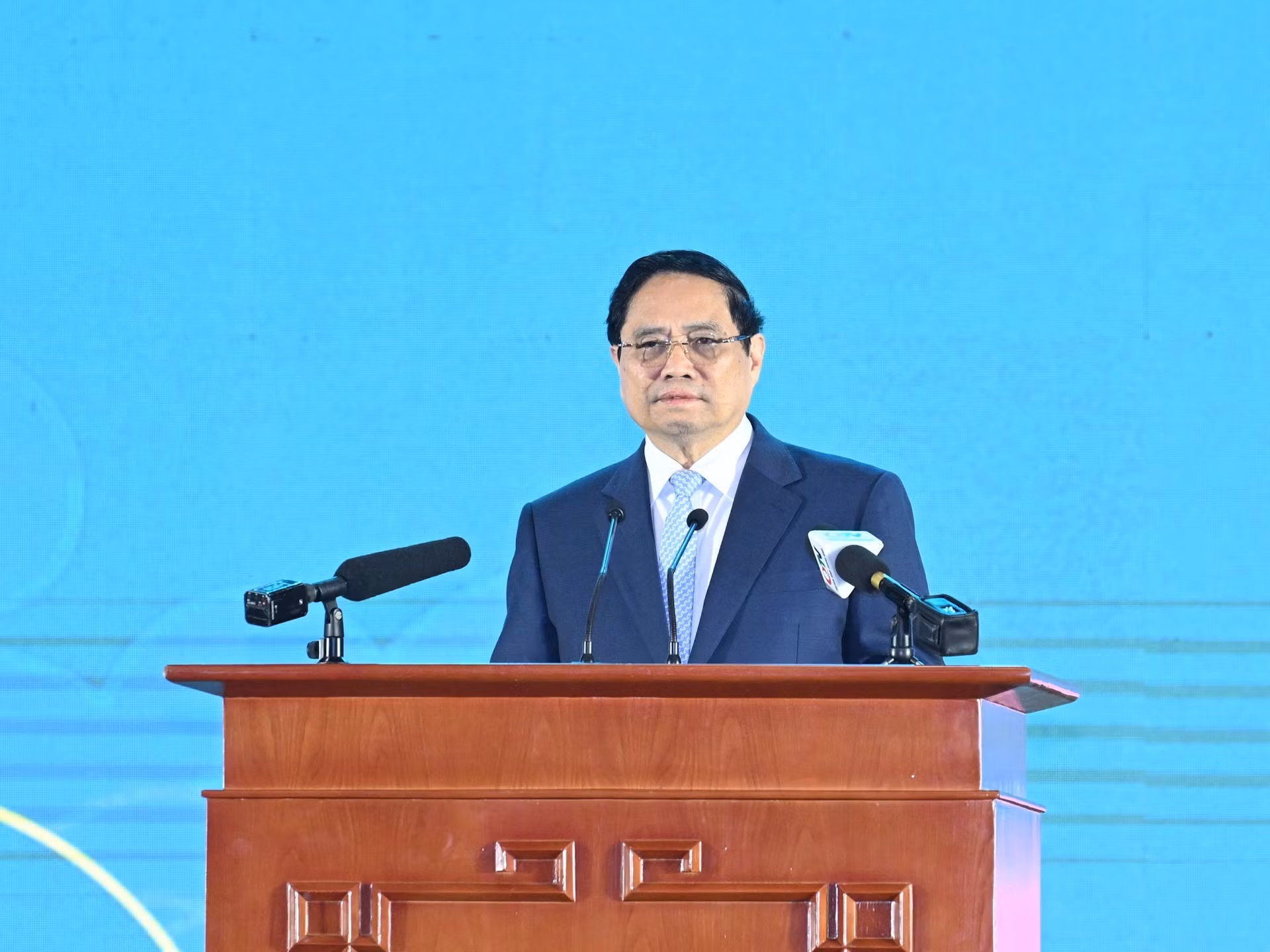 El primer ministro Pham Minh Chinh interviene en la cita.