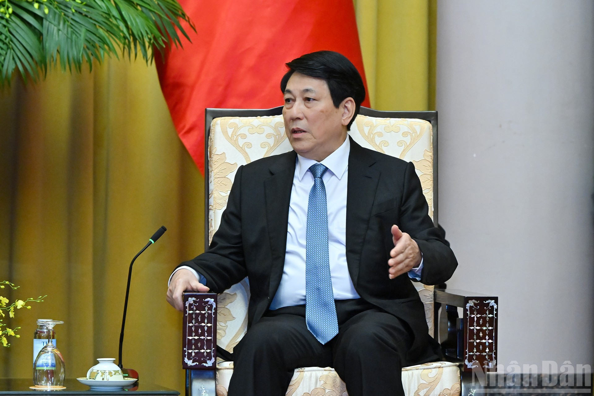 El presidente de Vietnam, Luong Cuong, da palabras.