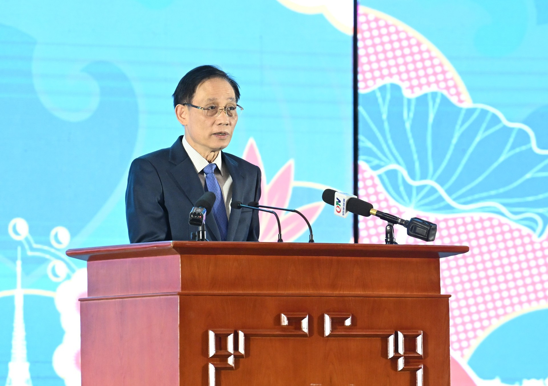 El ministro de Relaciones Exteriores de Vietnam, Le Hoai Trung, da palabras.