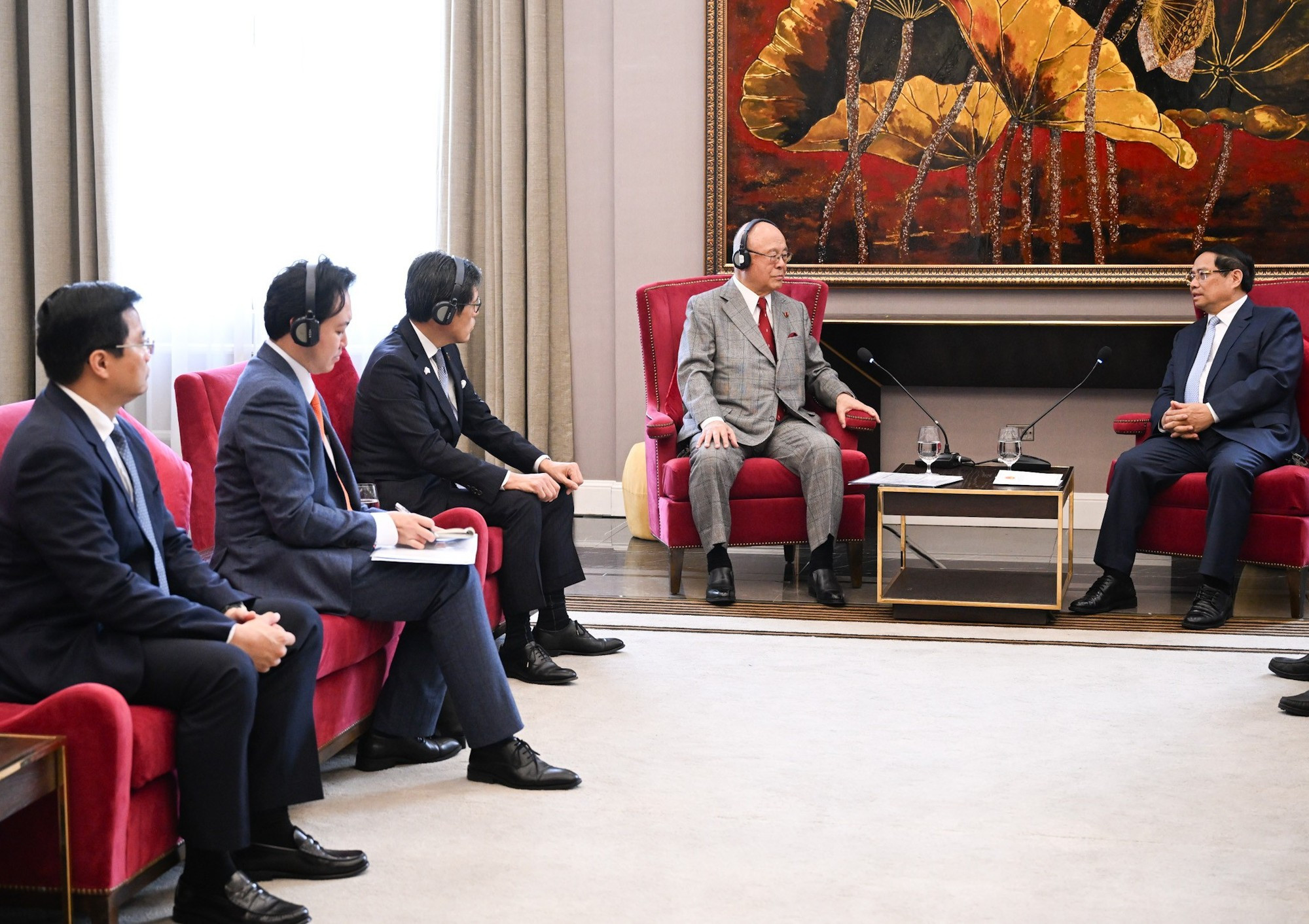 El asesor especial de la Alianza de Parlamentarios de Amistad Japón-Vietnam, Takebe Tsutomu, y miembros de su delegación.